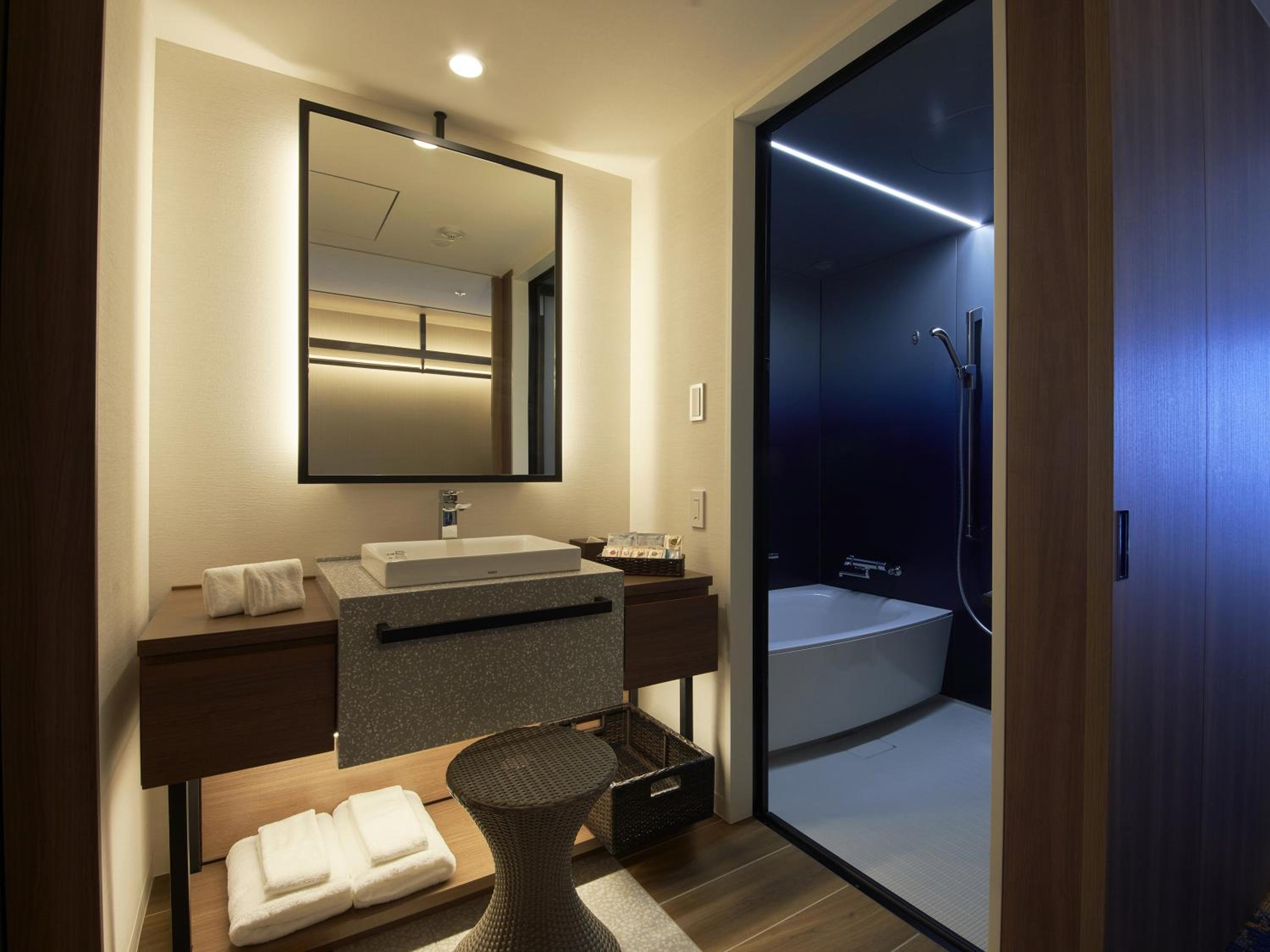 Deluxe Twin Room  with Club Lounge Access - Photo 10