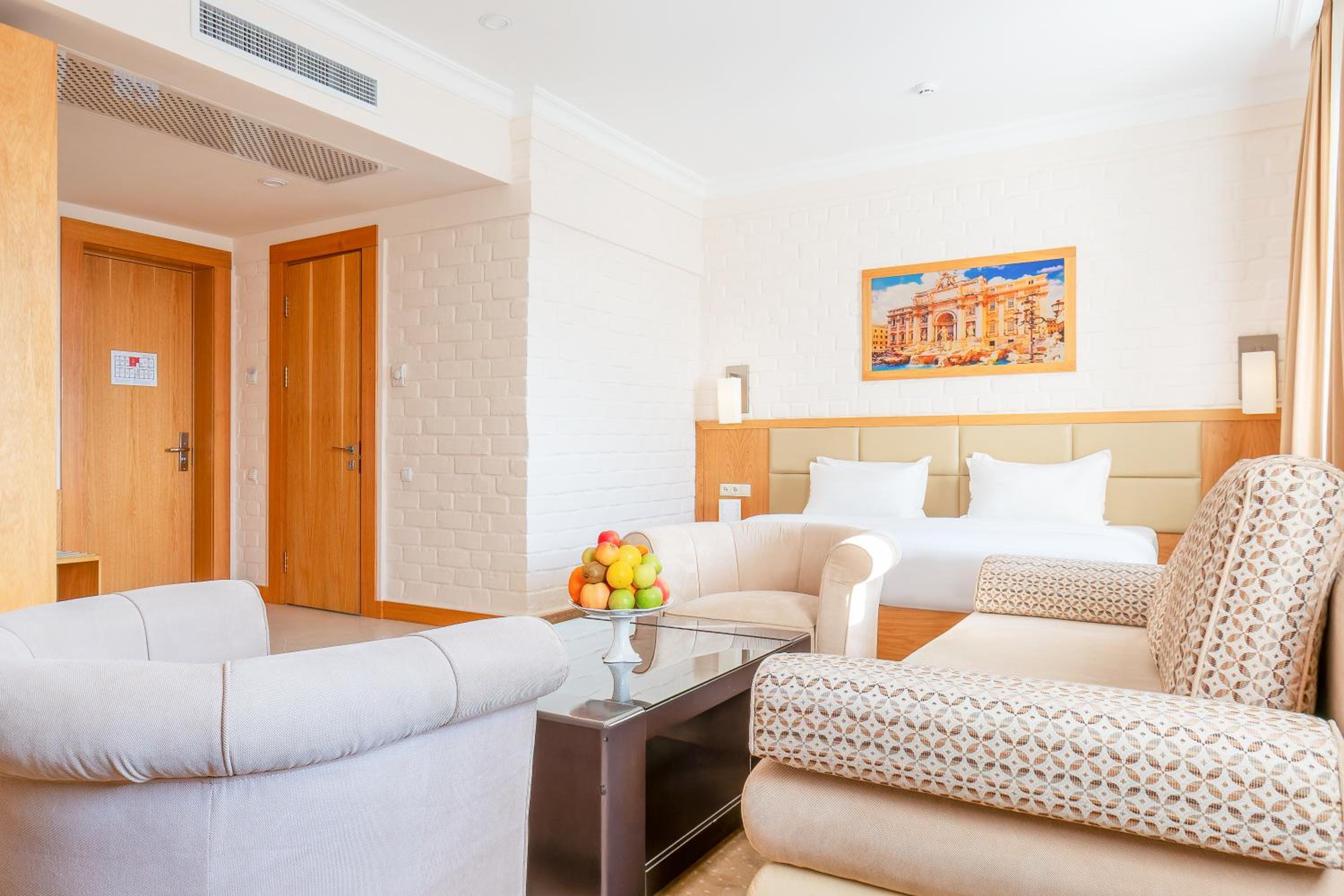 Deluxe Double Room (2 Adults + 1 Child) - Photo 2