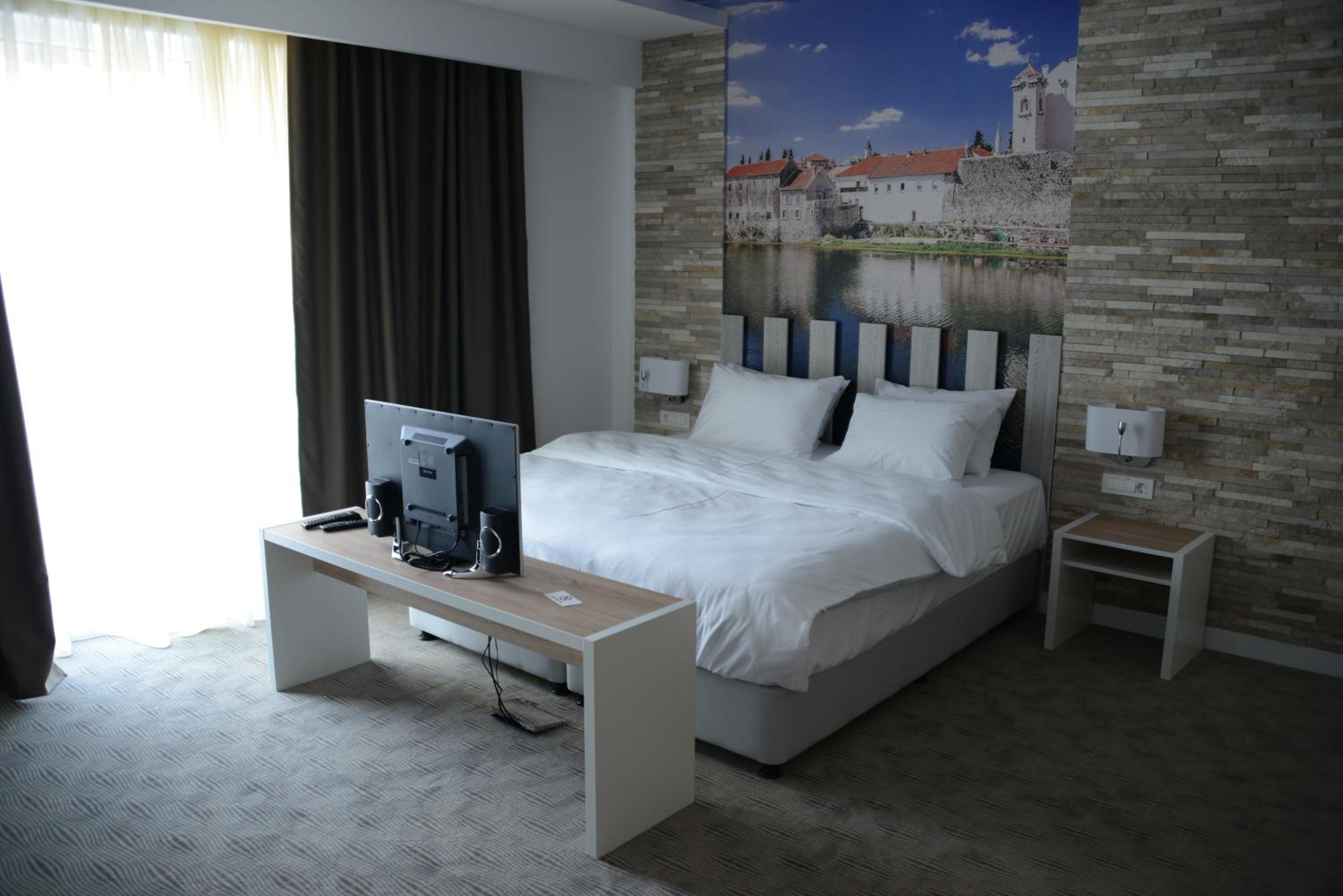 Double Room with Balcony - Photo 10