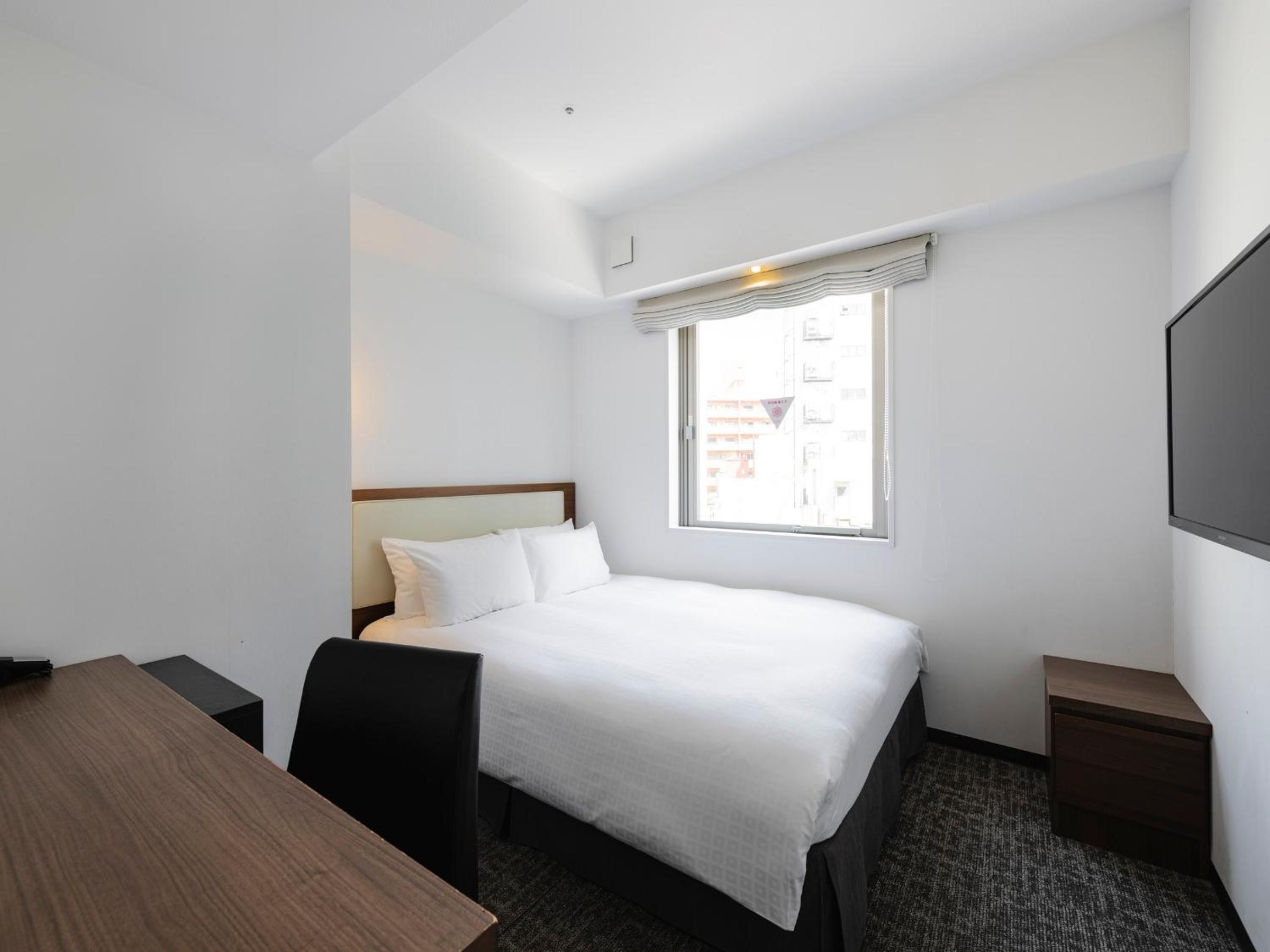 Single Room with Bath - Non-Smoking