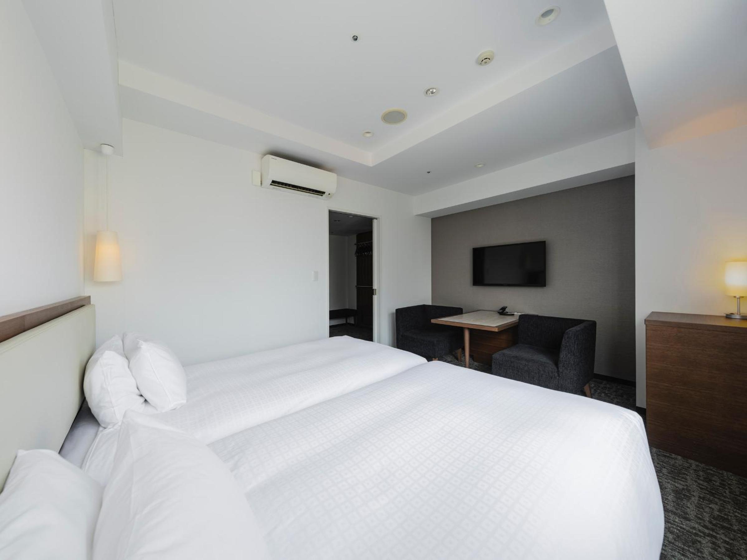 Twin Room with Bath photo 3