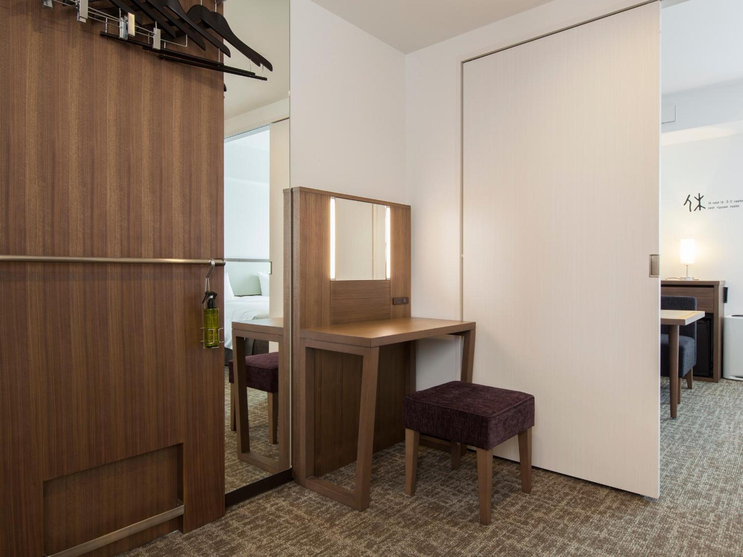 Twin Room with Bath photo 2
