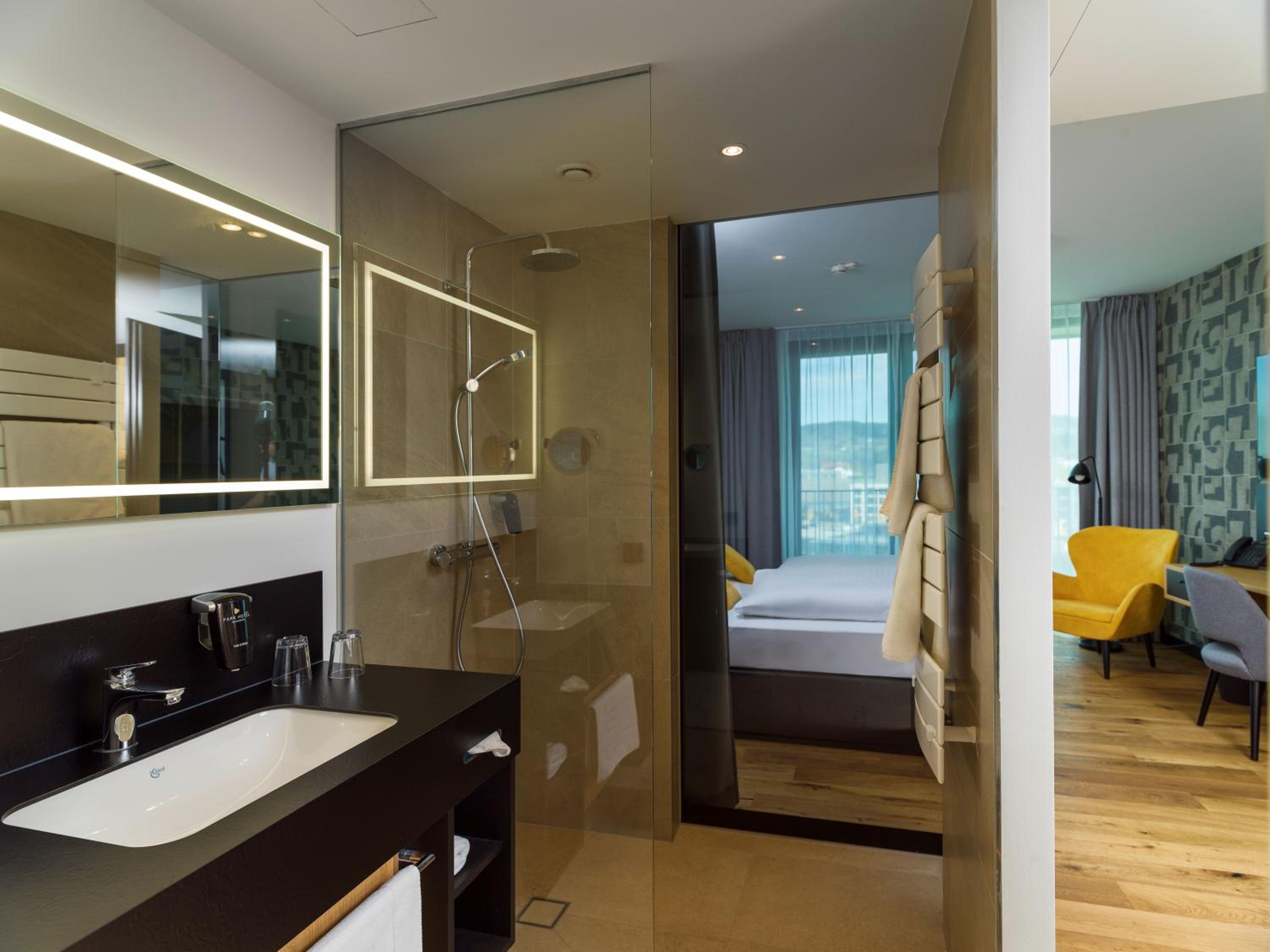 Business Twin Room with Sofa Bed and Balcony - Photo 2