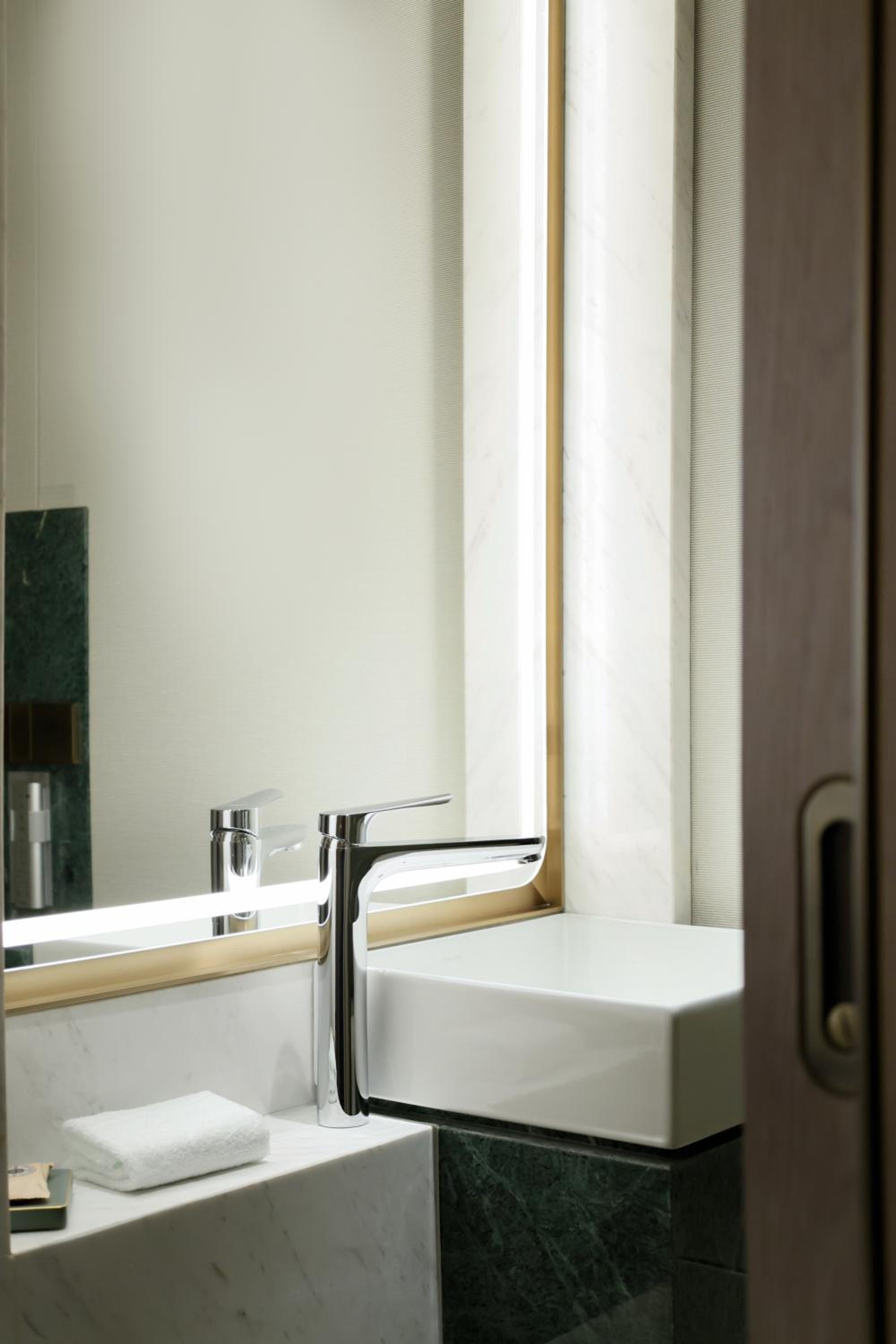 Deluxe City View King Room (Enjoy First-Time Mini-bar Benefits) photo 3