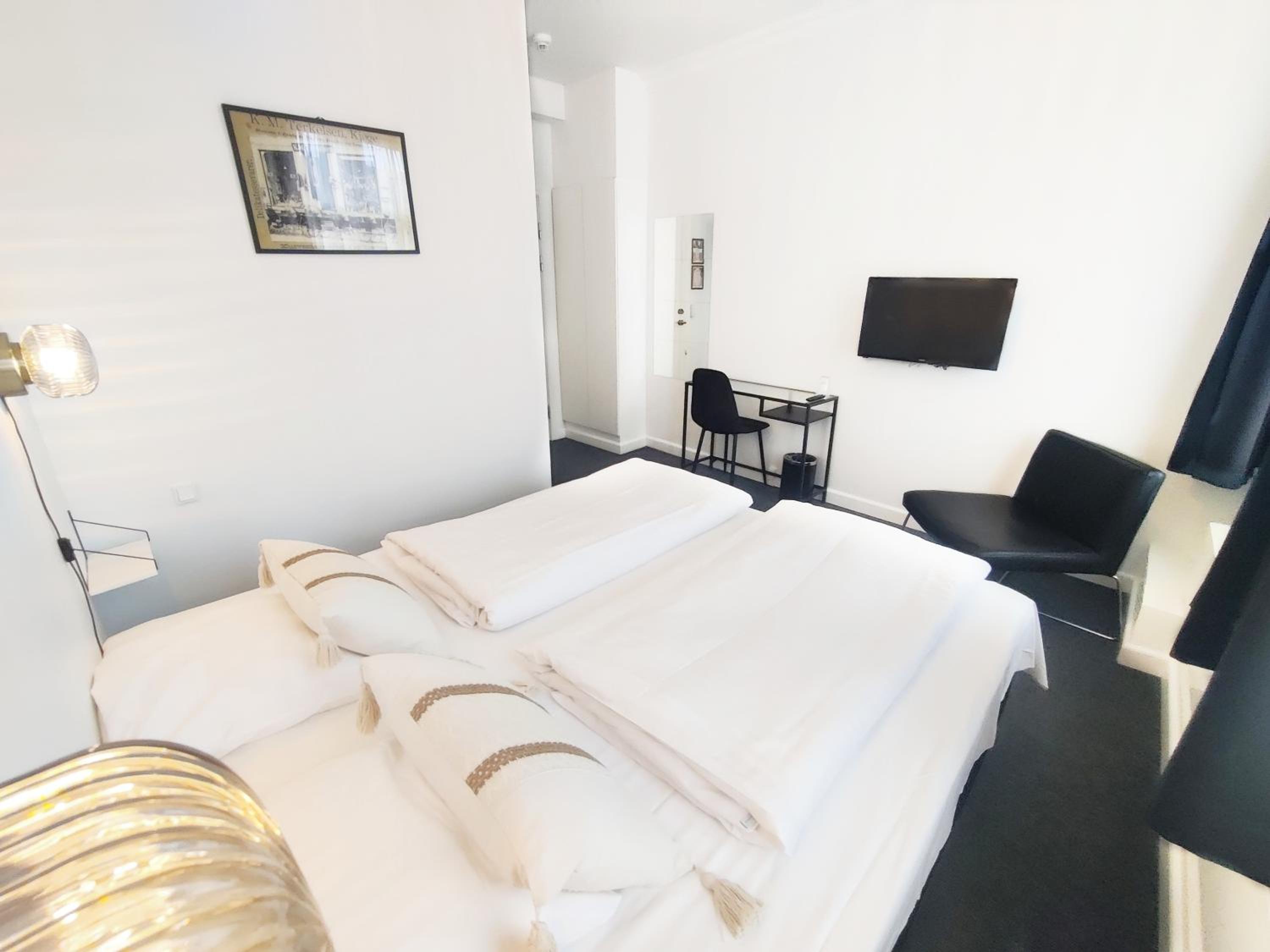 Double Room with Private Bathroom photo 3