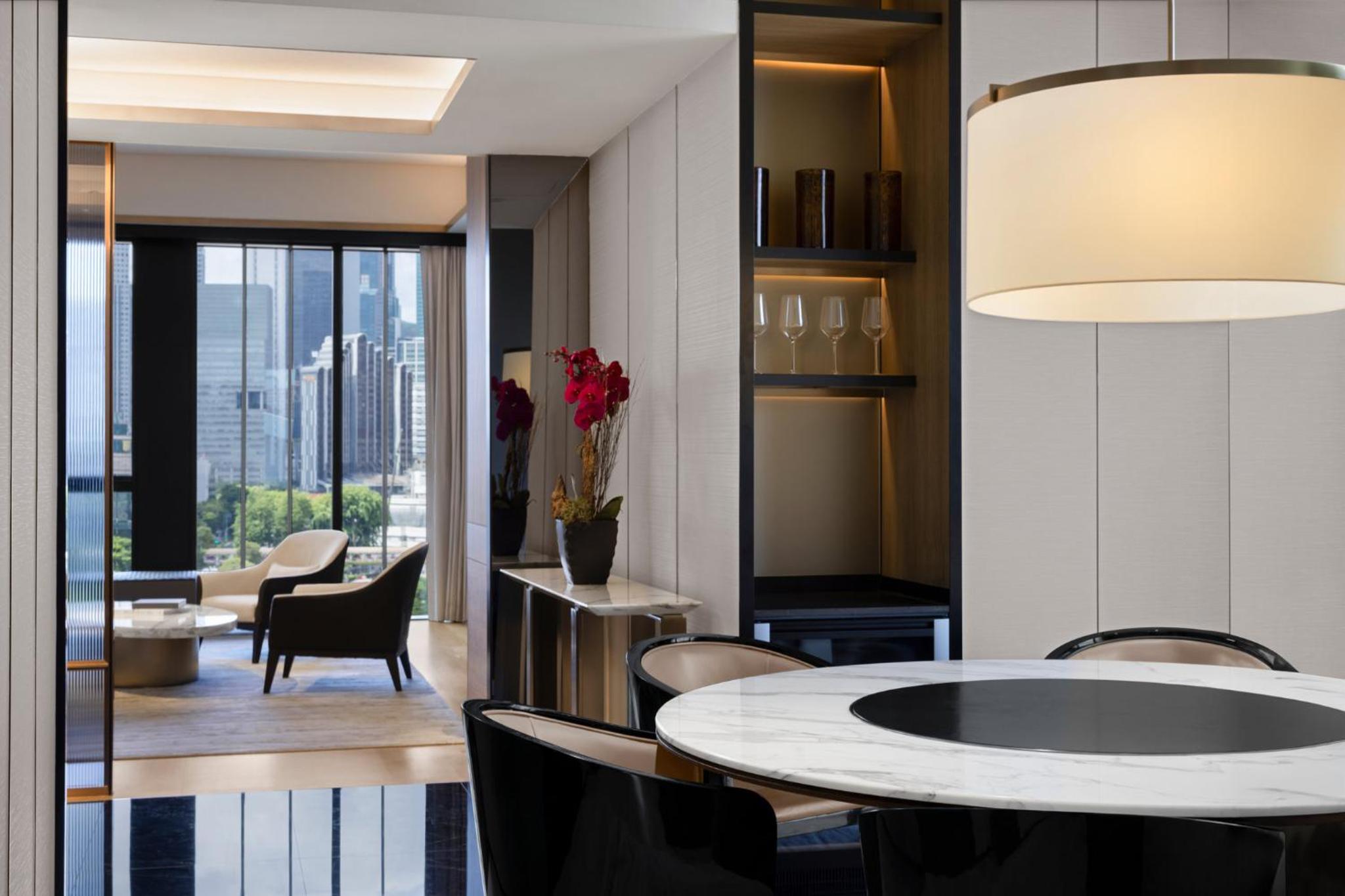 Penthouse King Suite with River View thumbnail 6