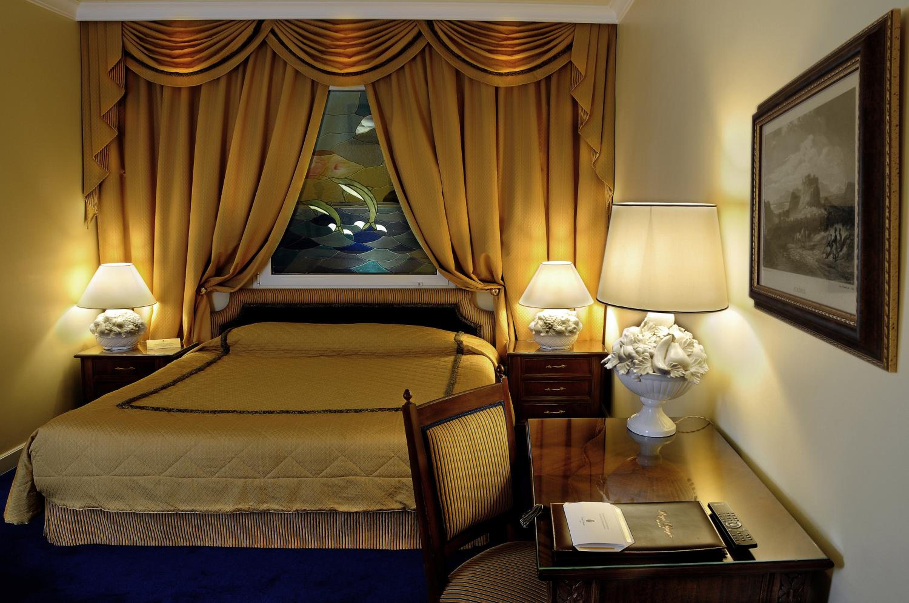 Bed & Sleeping Area