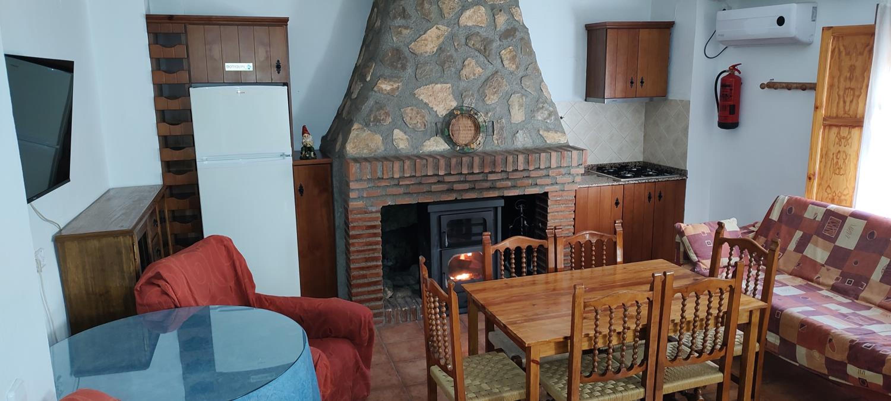 Four-Bedroom House - Photo 4