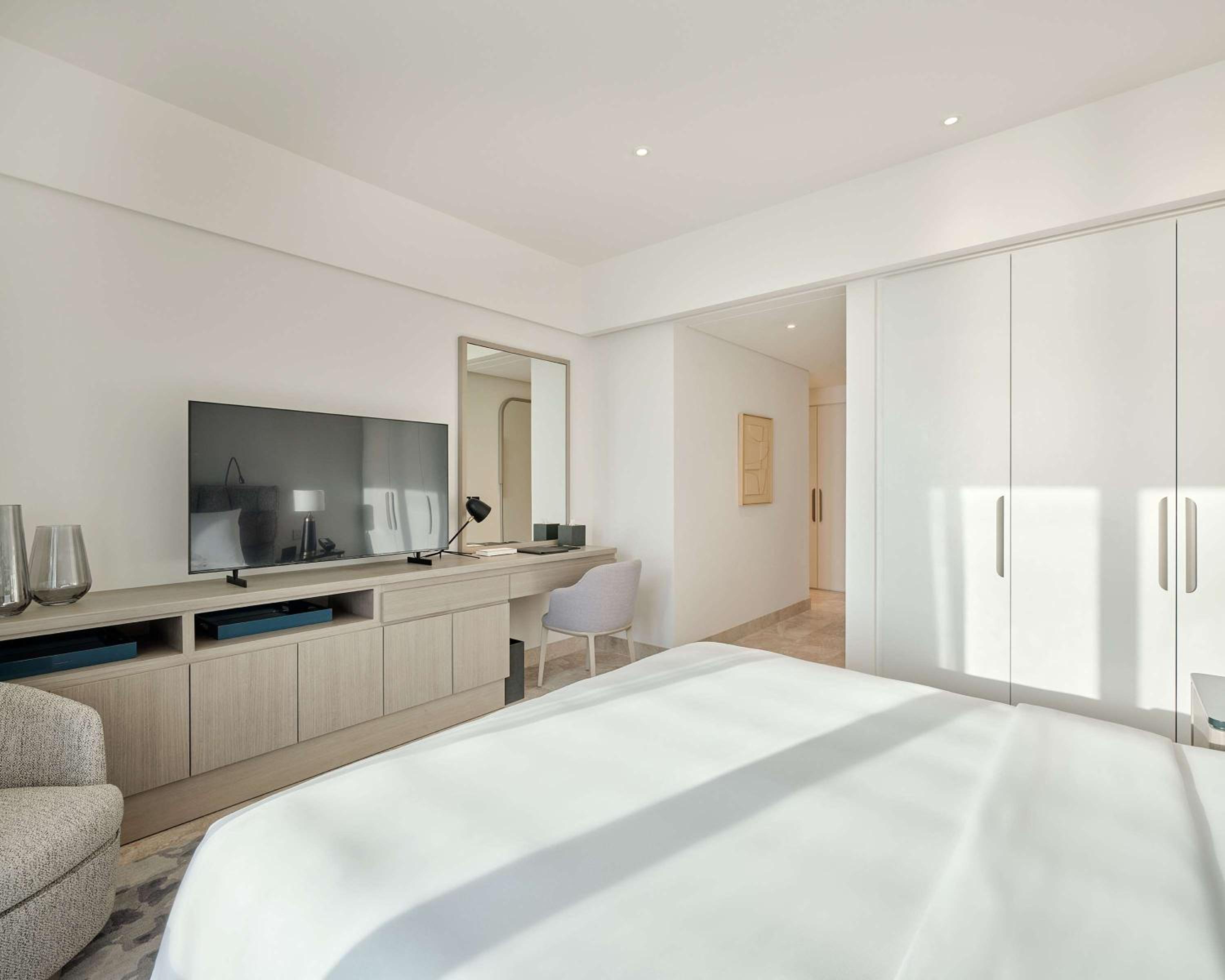 Three-Bedroom Apartment - High Floor - Photo 7
