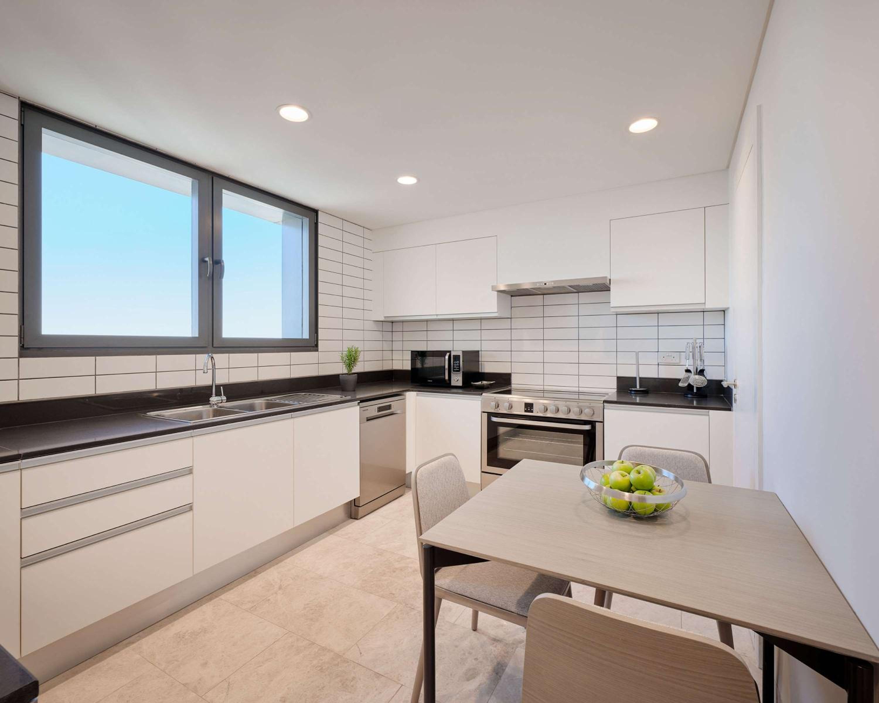 Three-Bedroom Apartment - High Floor - Photo 12