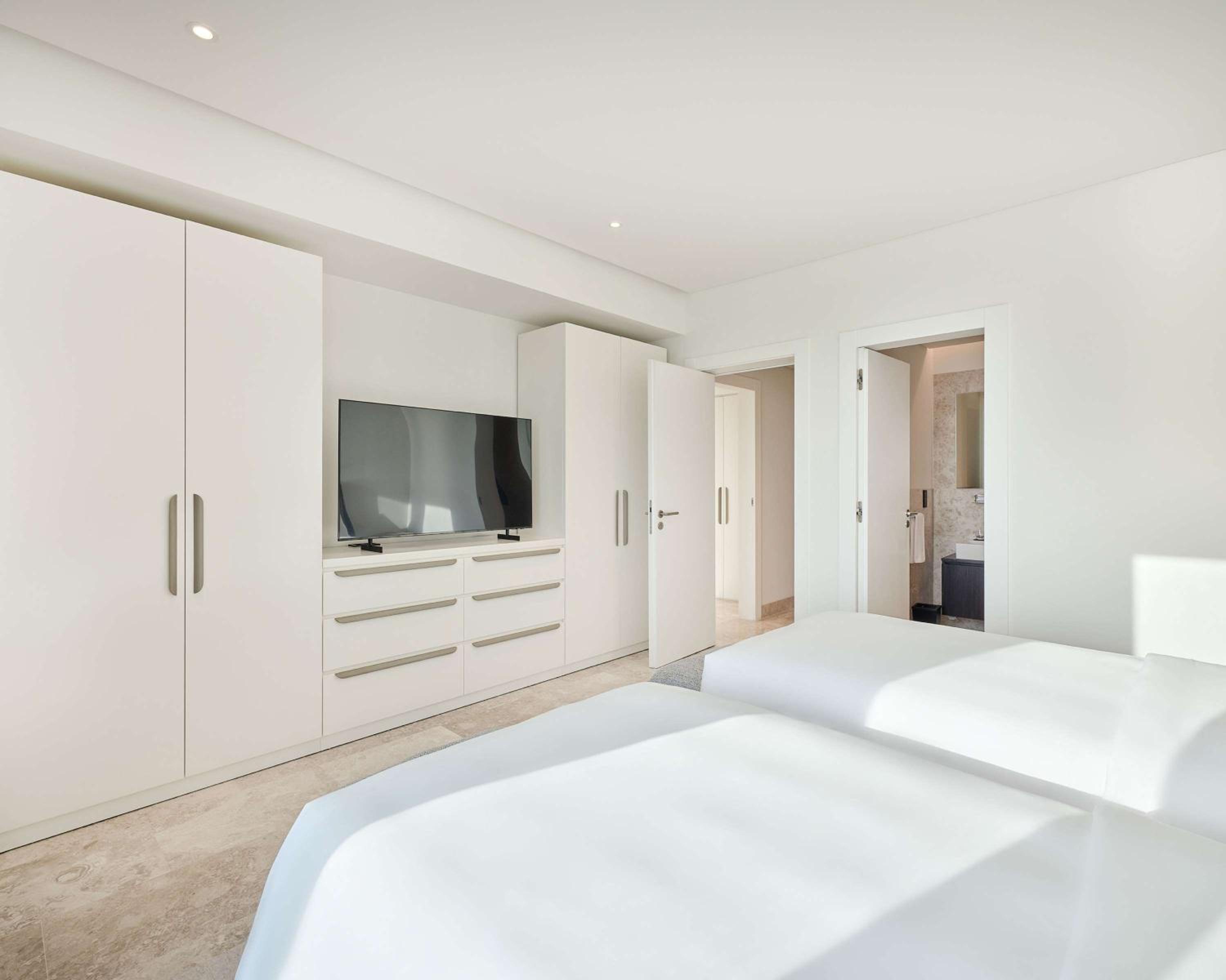 Three-Bedroom Apartment - High Floor - Photo 16