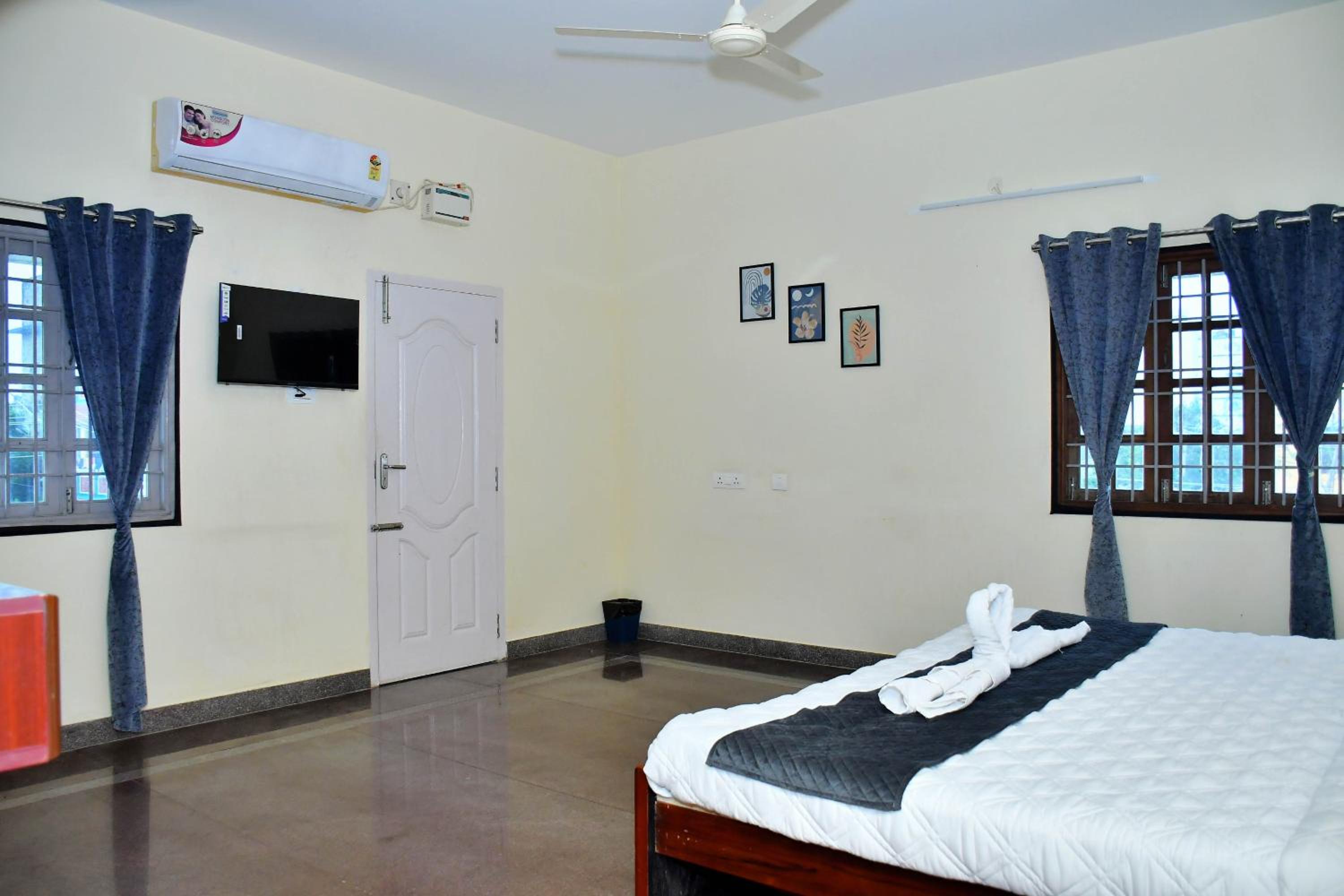 Family Room with Balcony photo 2