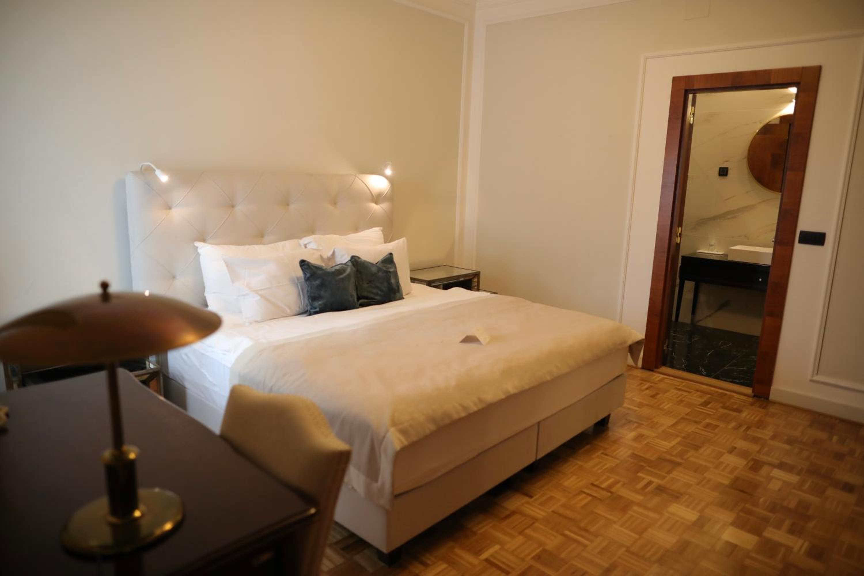 Suite with City View - Photo 12