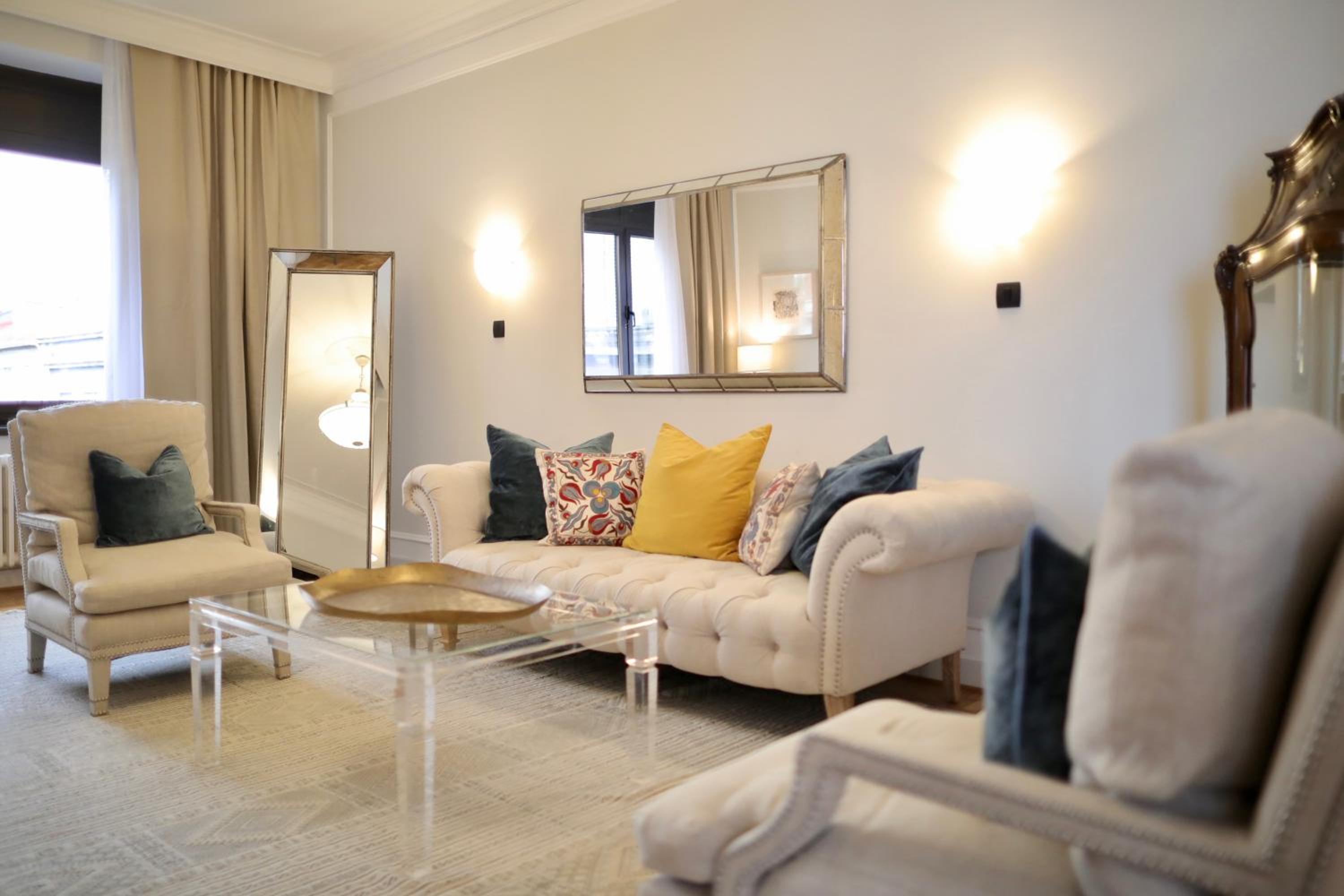 Suite with City View - Photo 11