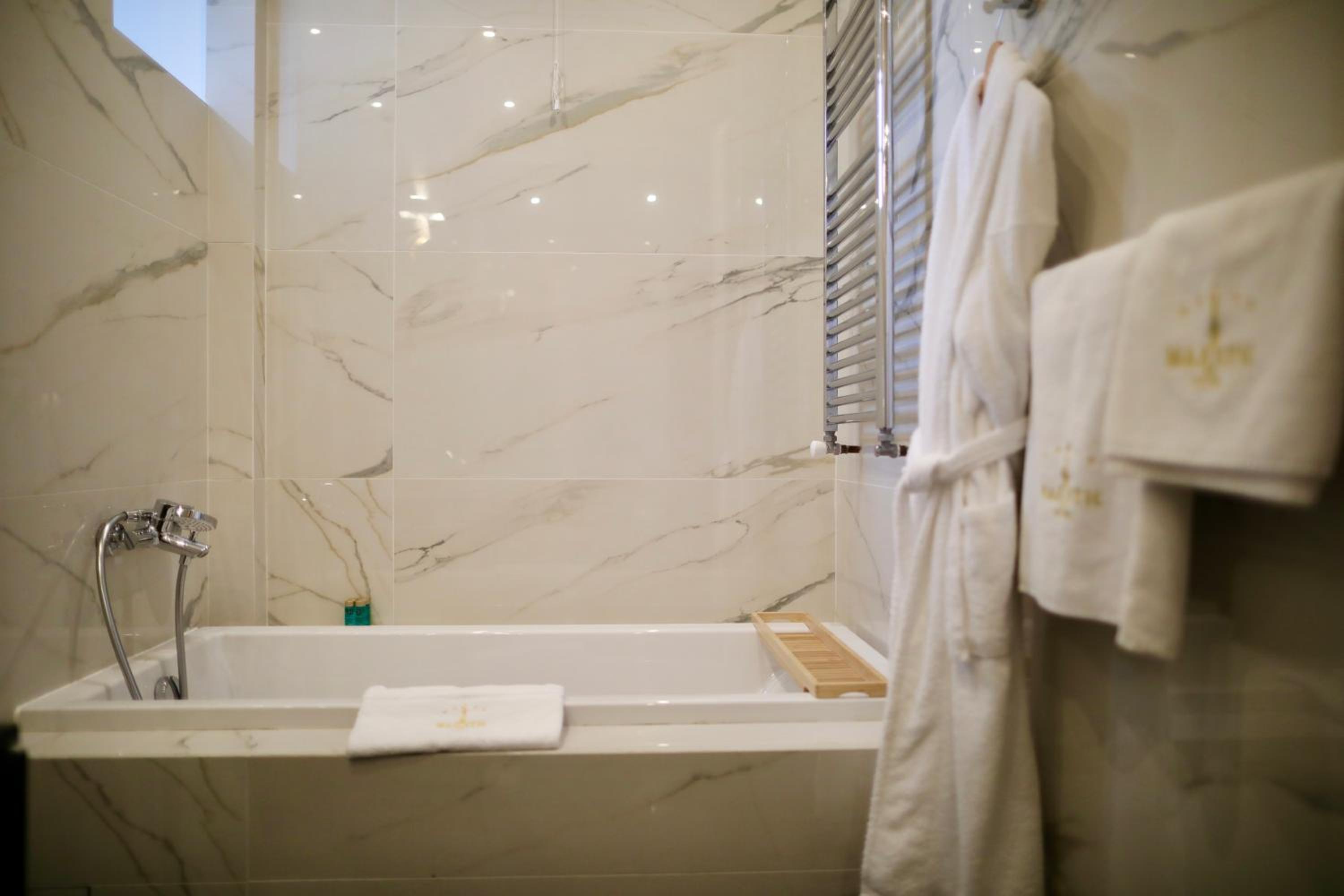 Suite with City View - Photo 2