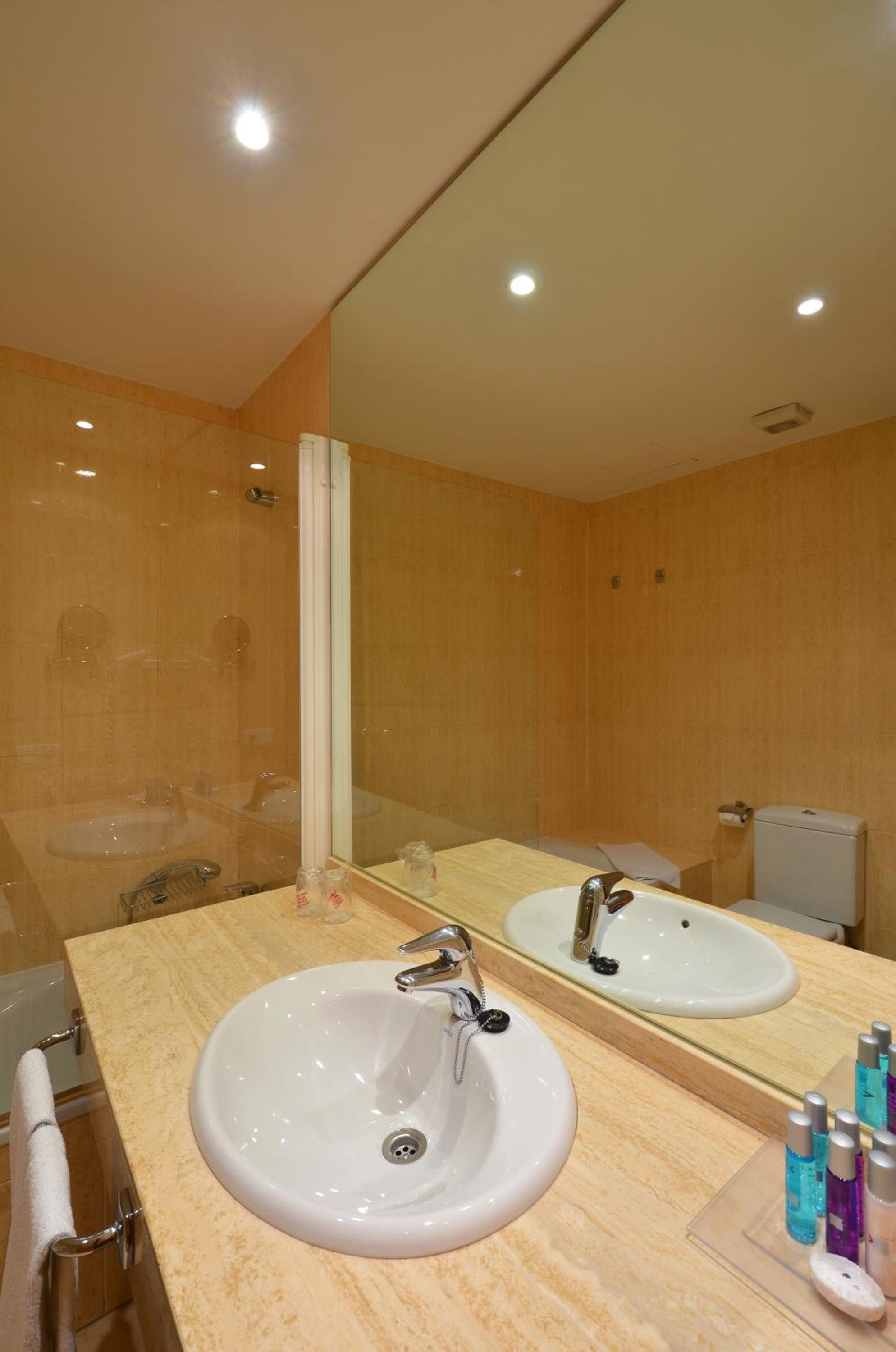 Double or Twin Room - Photo 7