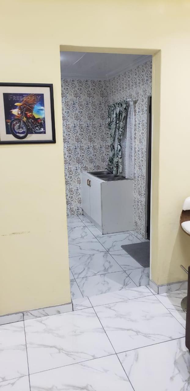 Family Room with Private Bathroom photo 3
