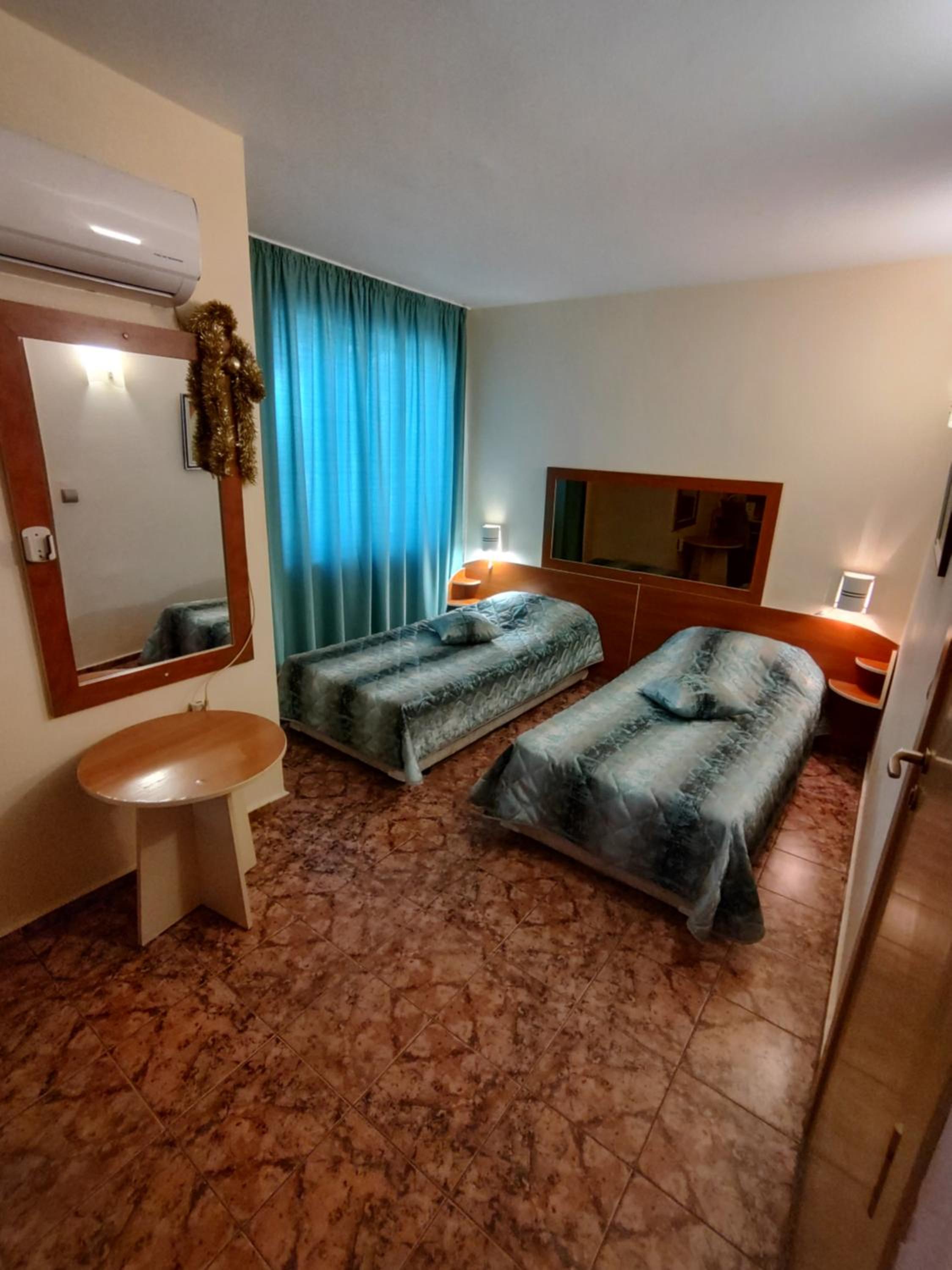 Budget Twin Room - Photo 8