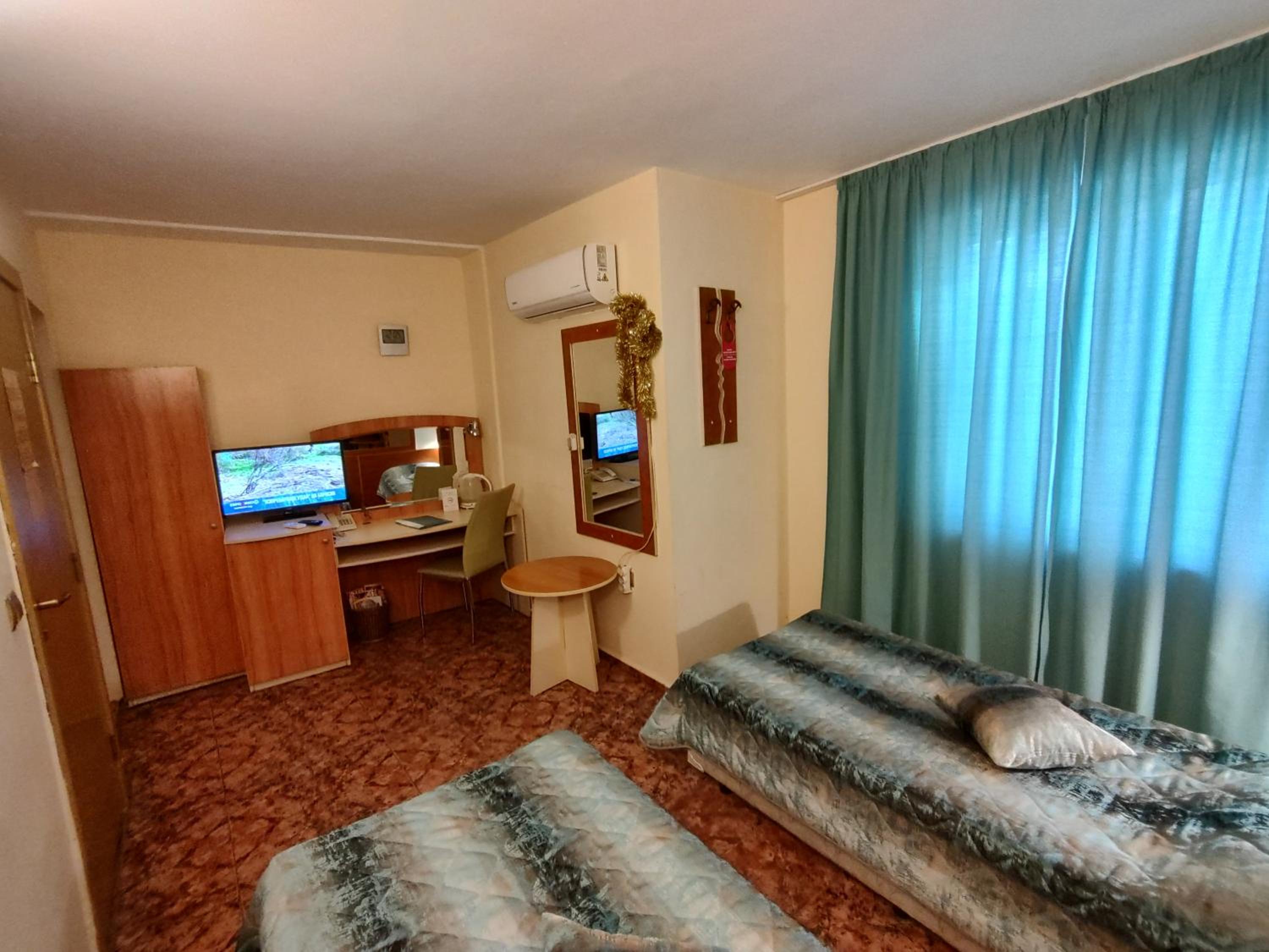 Budget Twin Room - Photo 12