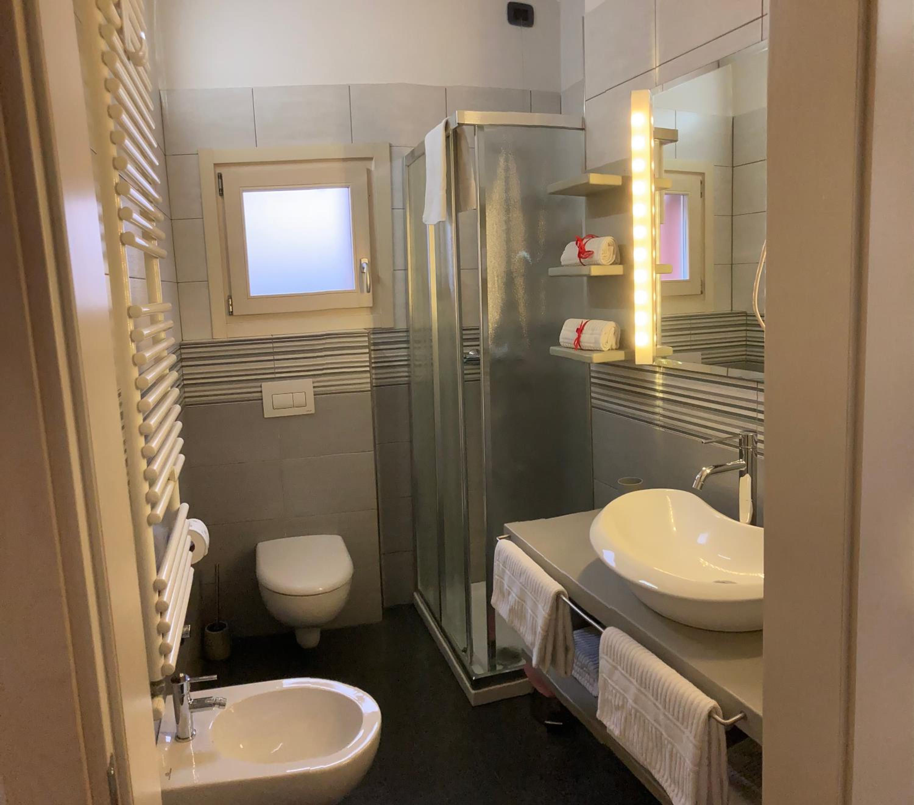 Double or Twin Room with Private Bathroom - Photo 4