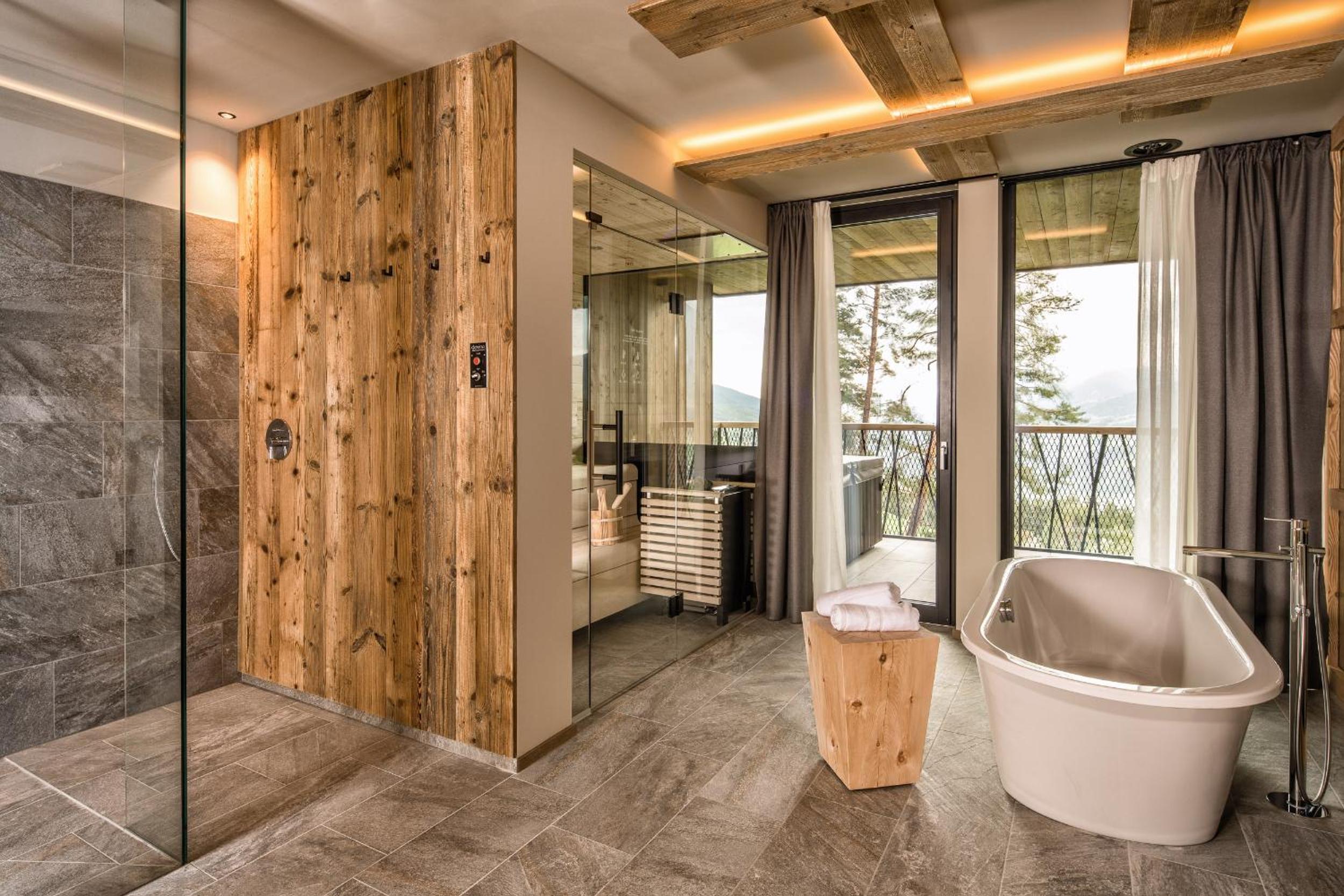 Deluxe Suite with Spa Bath photo 2