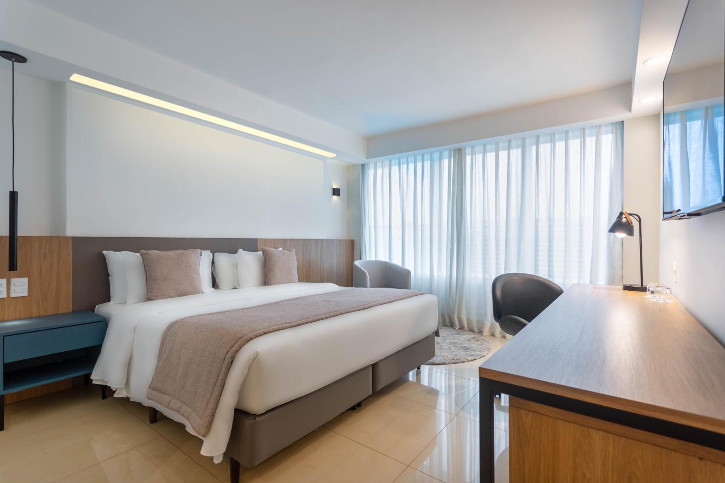 Executive Business Room with One Queen Bed, Non-Smoking photo 2