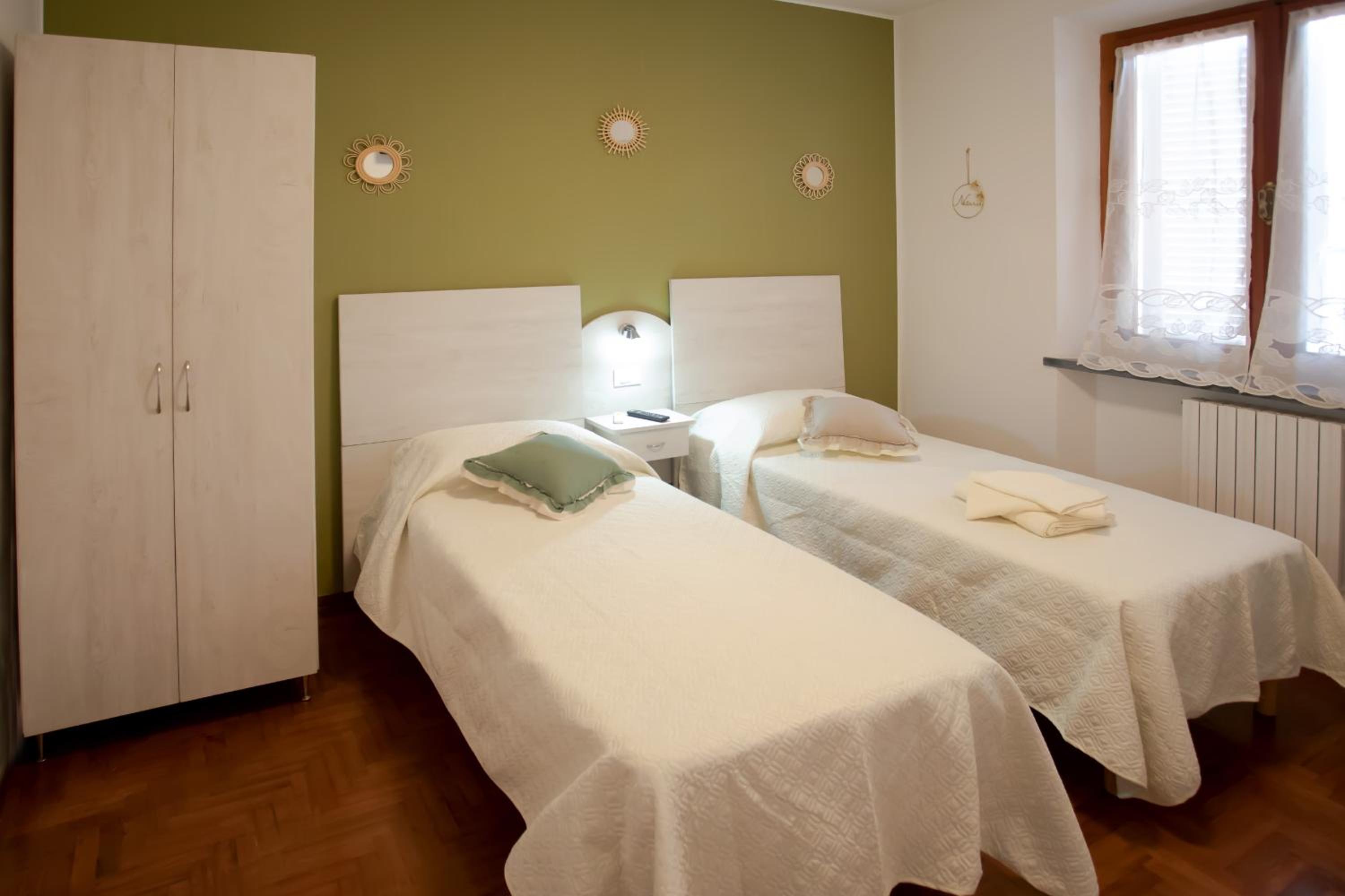 Twin Room with Private Bathroom photo 2