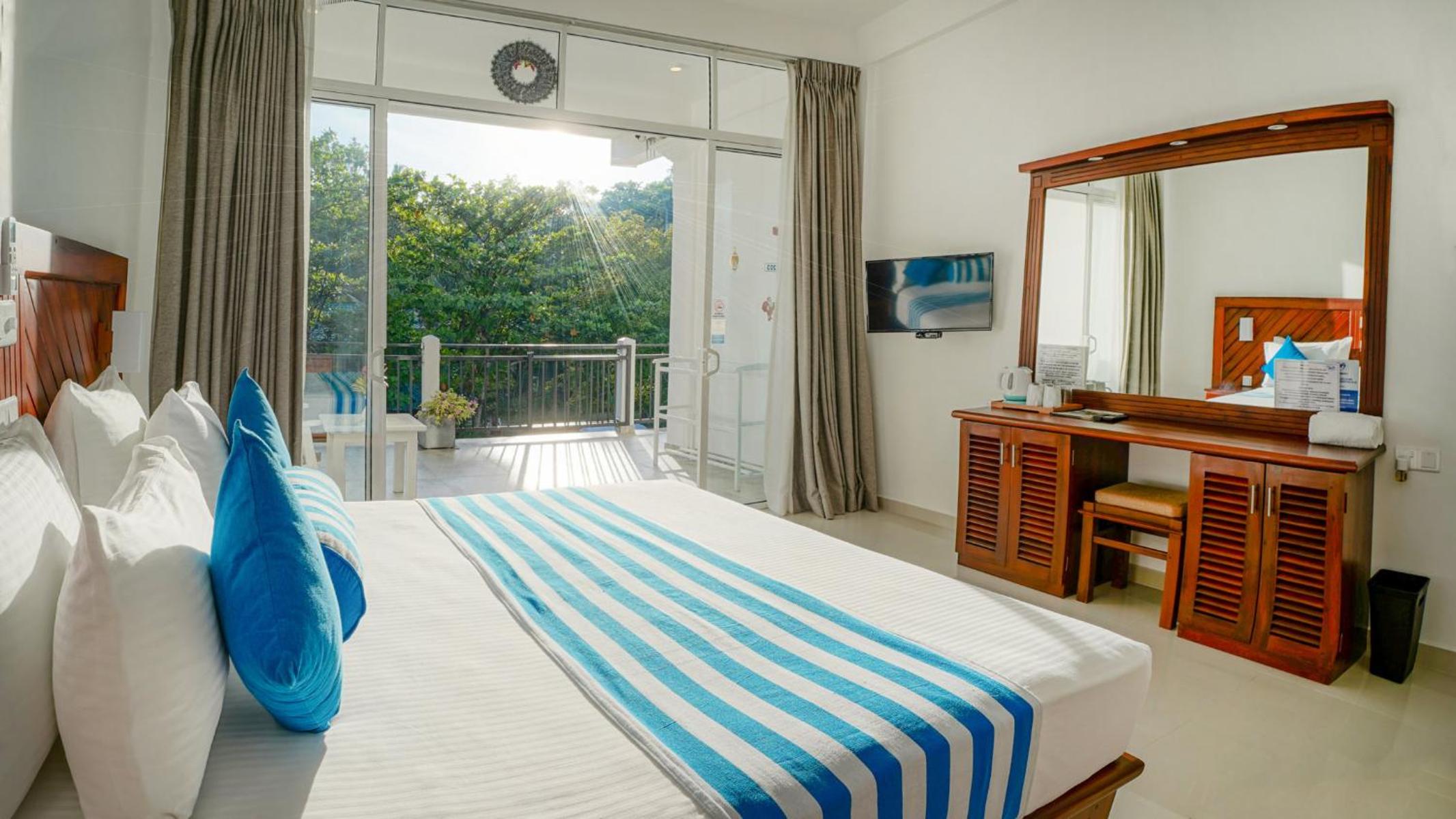 Deluxe Double Room with Balcony photo 3