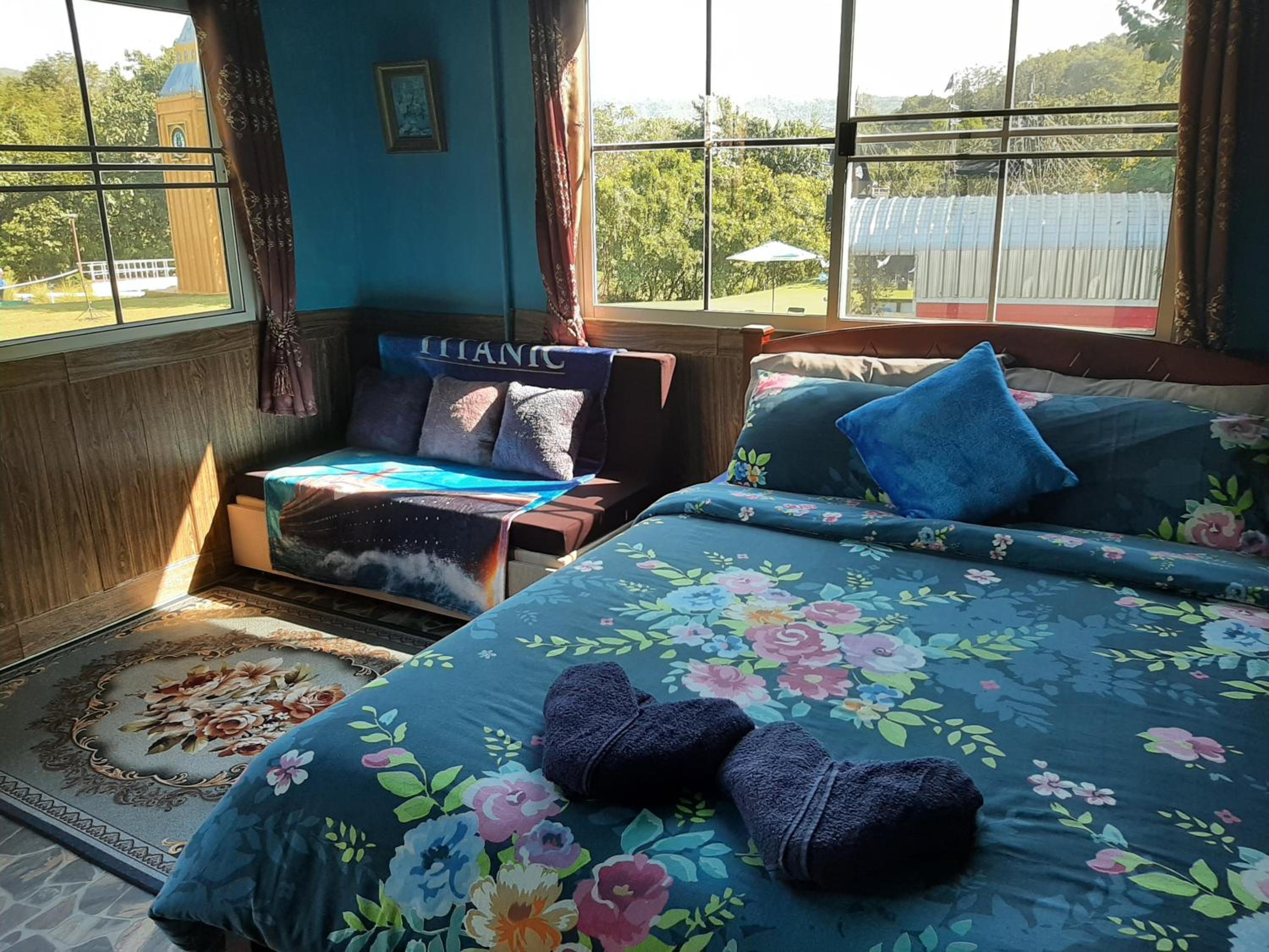 Queen Room with Garden View - Photo 3