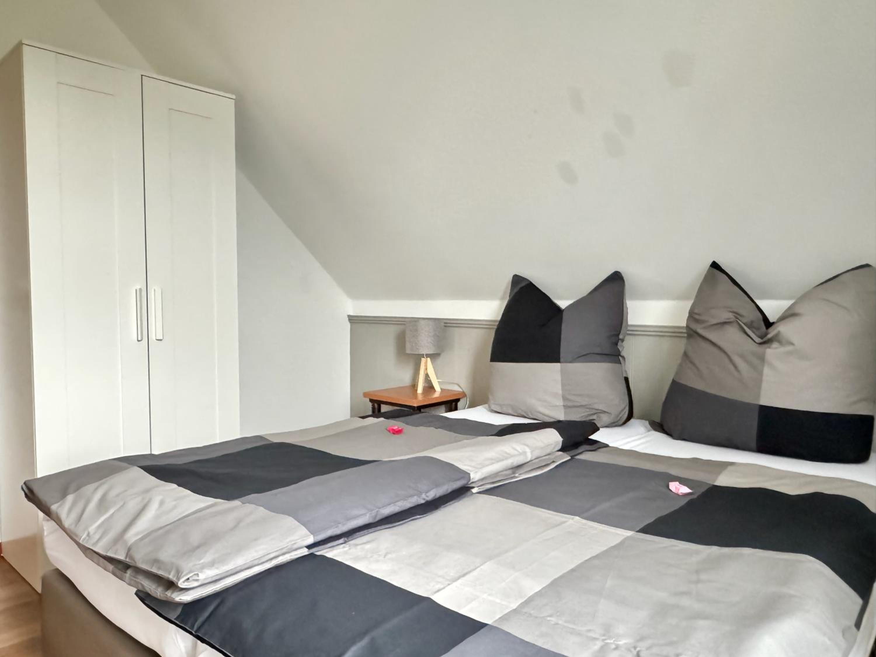 Six-Bedroom House photo 1