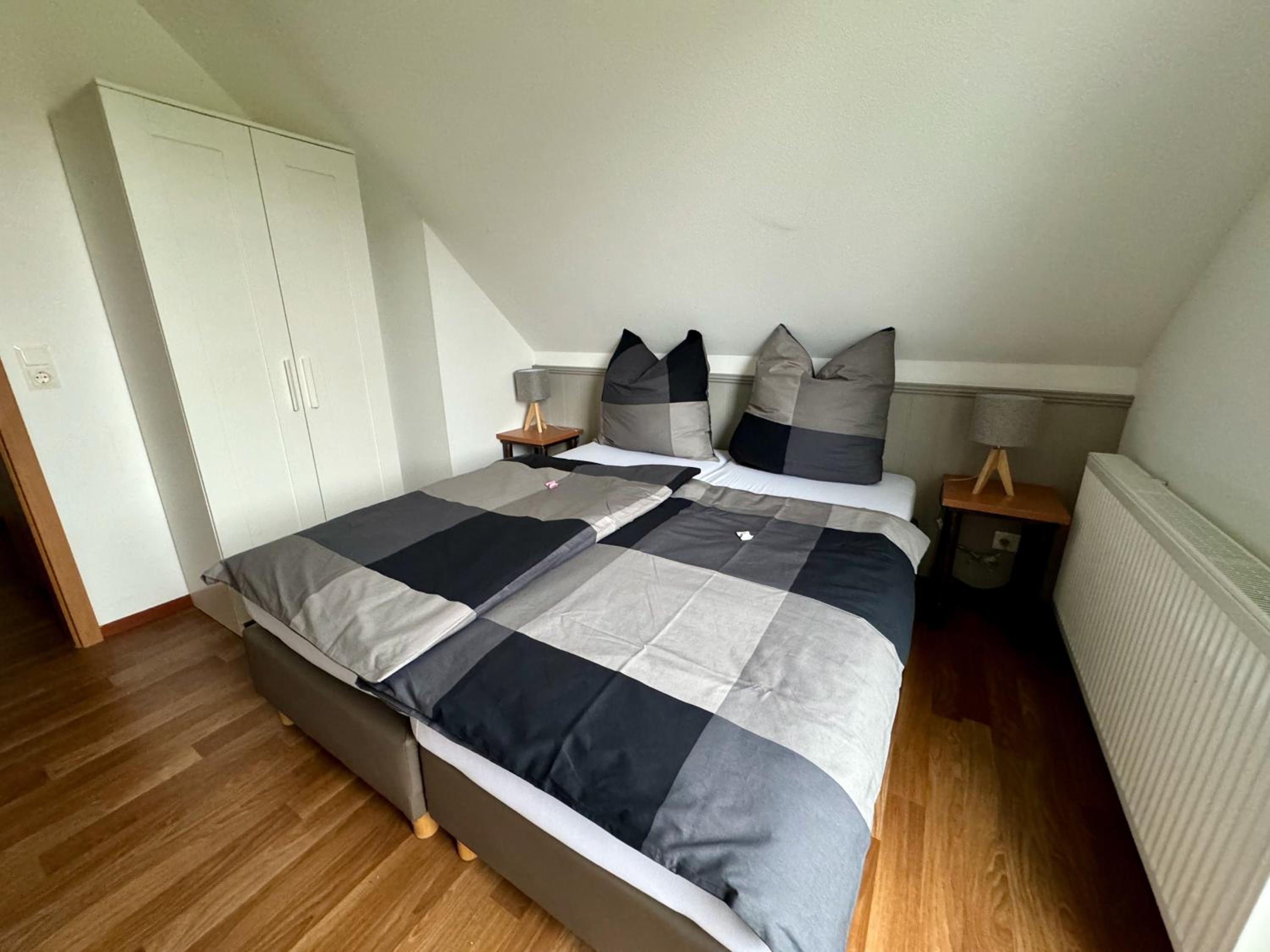 Six-Bedroom House photo 2