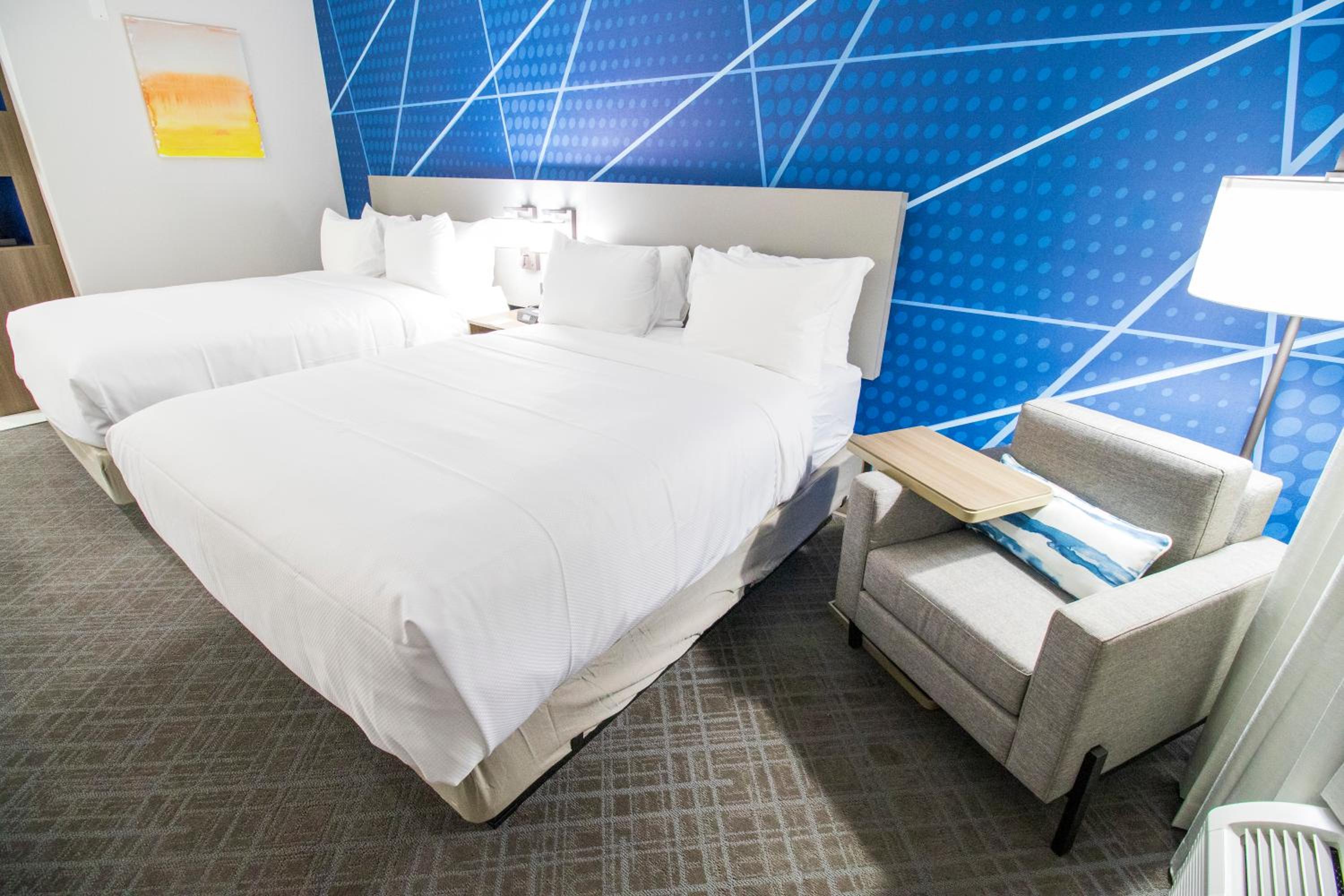 Queen Room with Two Queen Beds photo 3