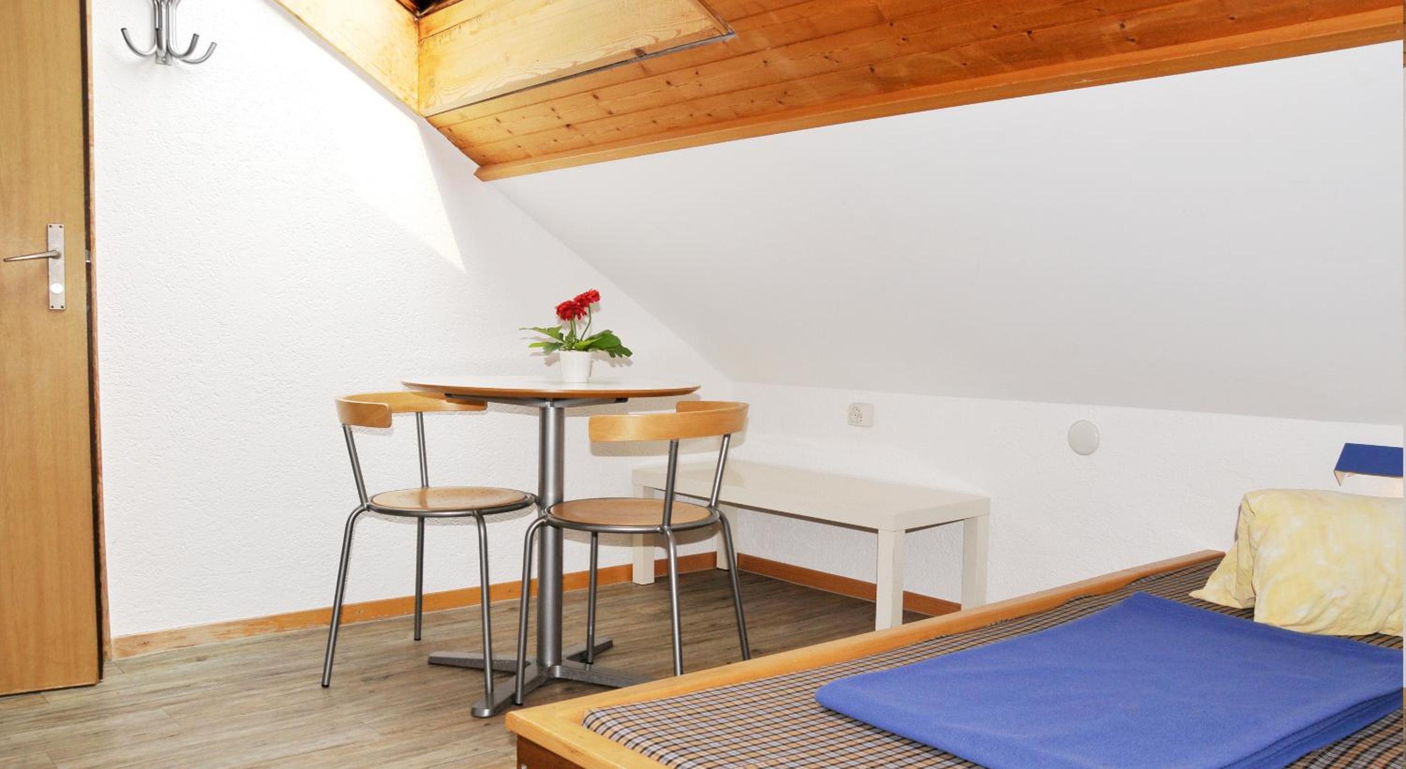 Twin Room Hostel with Shared Bathroom photo 2