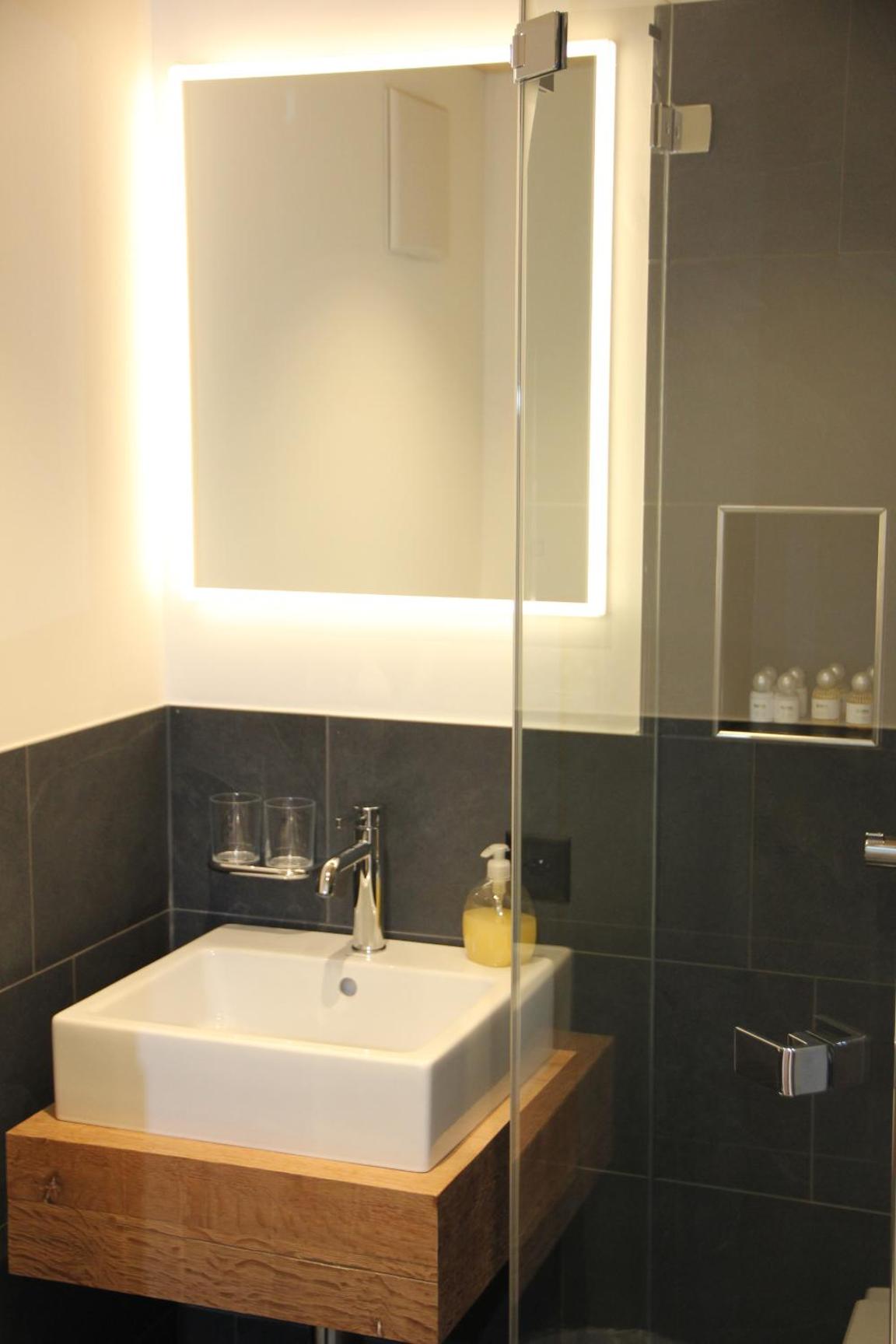 Family Room with Bathroom photo 1