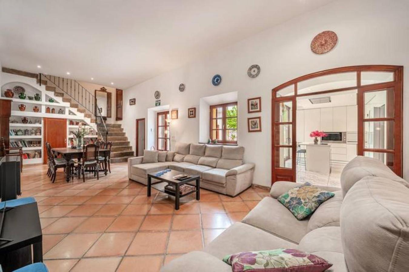 Six-Bedroom House photo 1