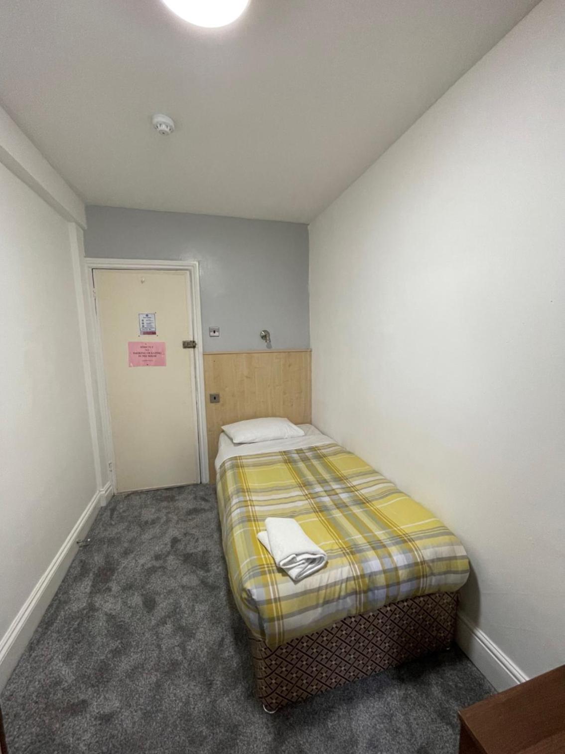 Single Room with Shared Bathroom photo 2
