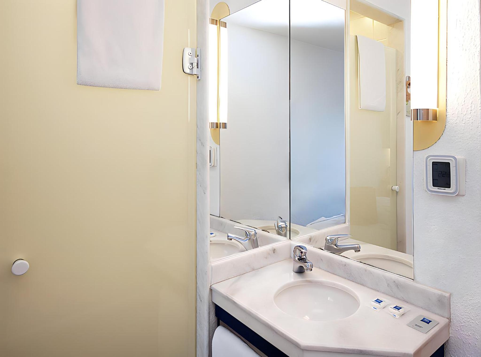 Standard Double Room thumbnail 5