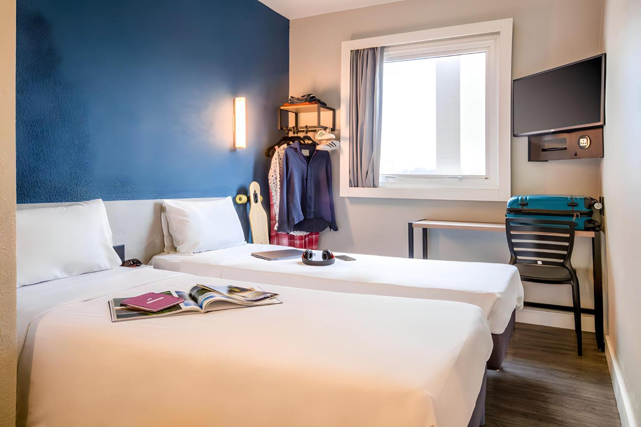 Twin Room thumbnail 6