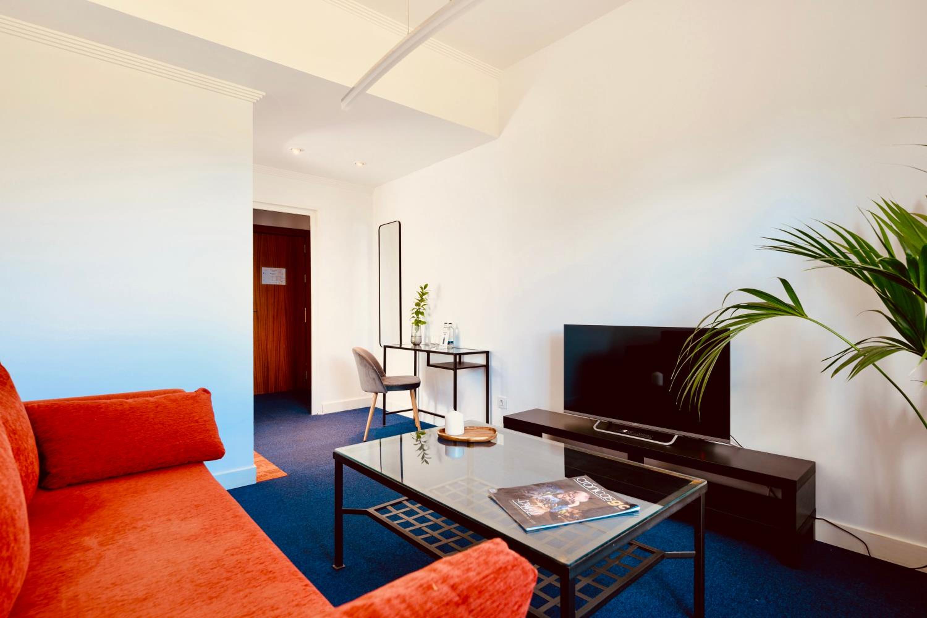 Large Twin Room - Photo 1