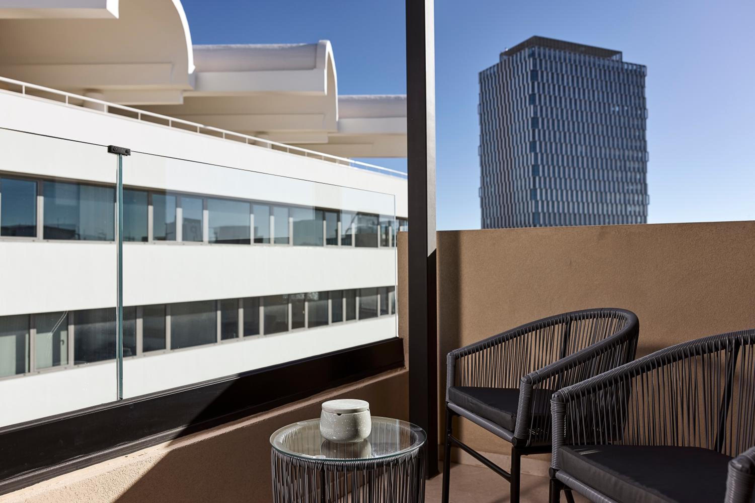 Superior Suite with Terrace and City View - Photo 9