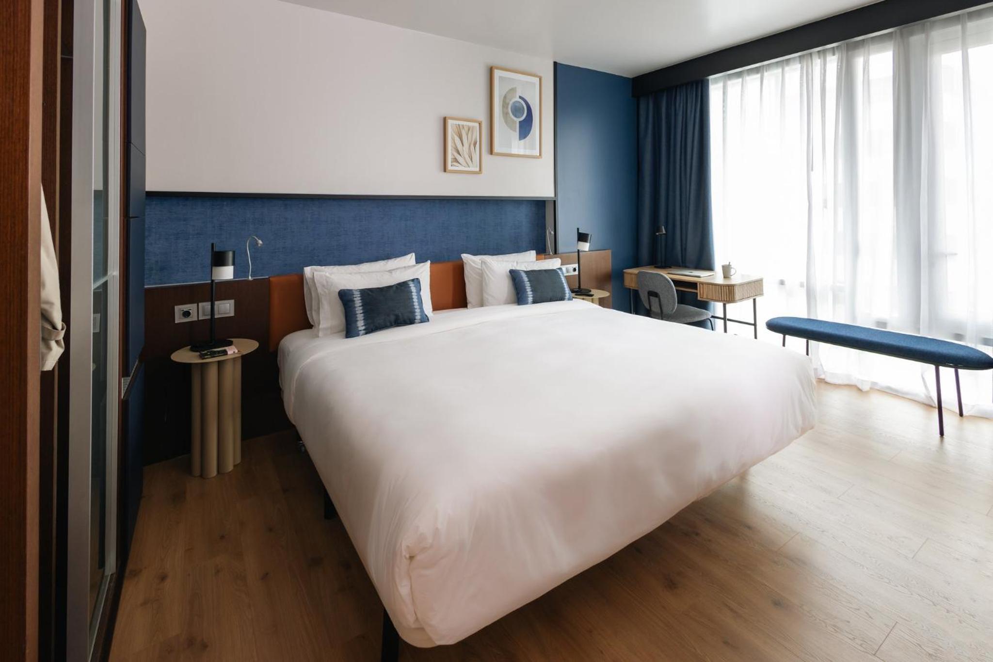 Junior King Suite with Sofa Bed - Photo 9