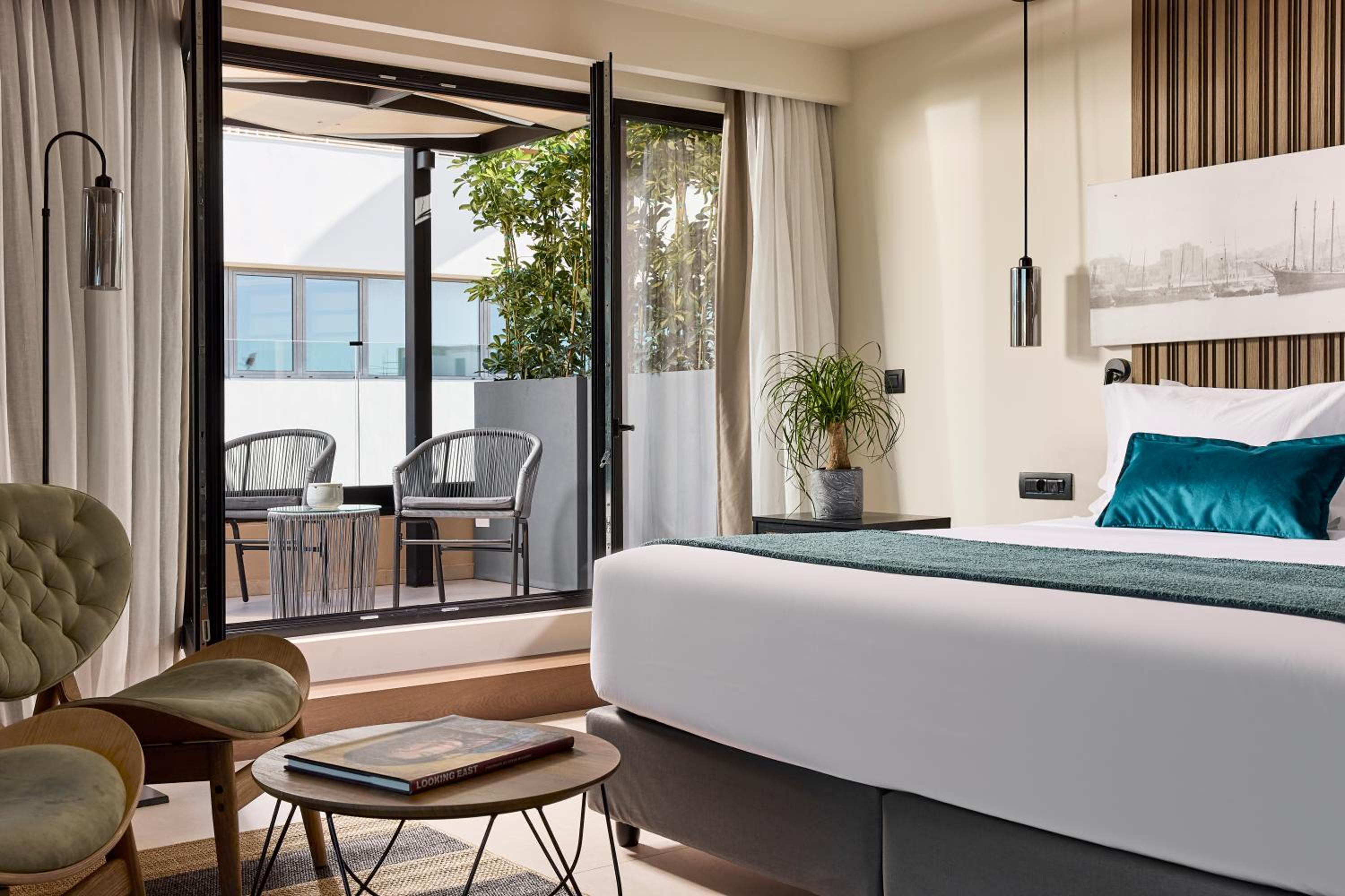 Executive Suite with Terrace and City View - Photo 11