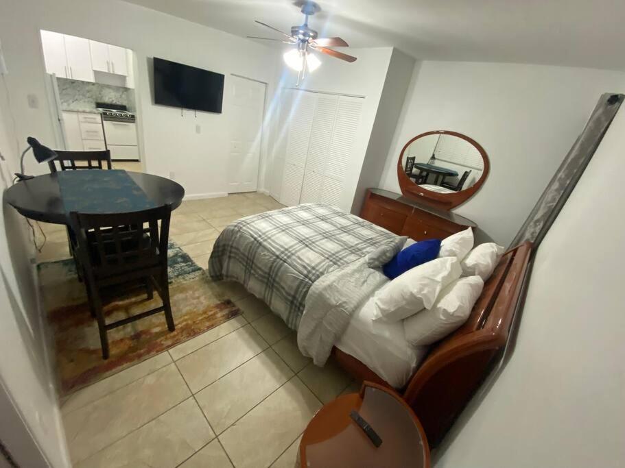 One-Bedroom Apartment photo 1