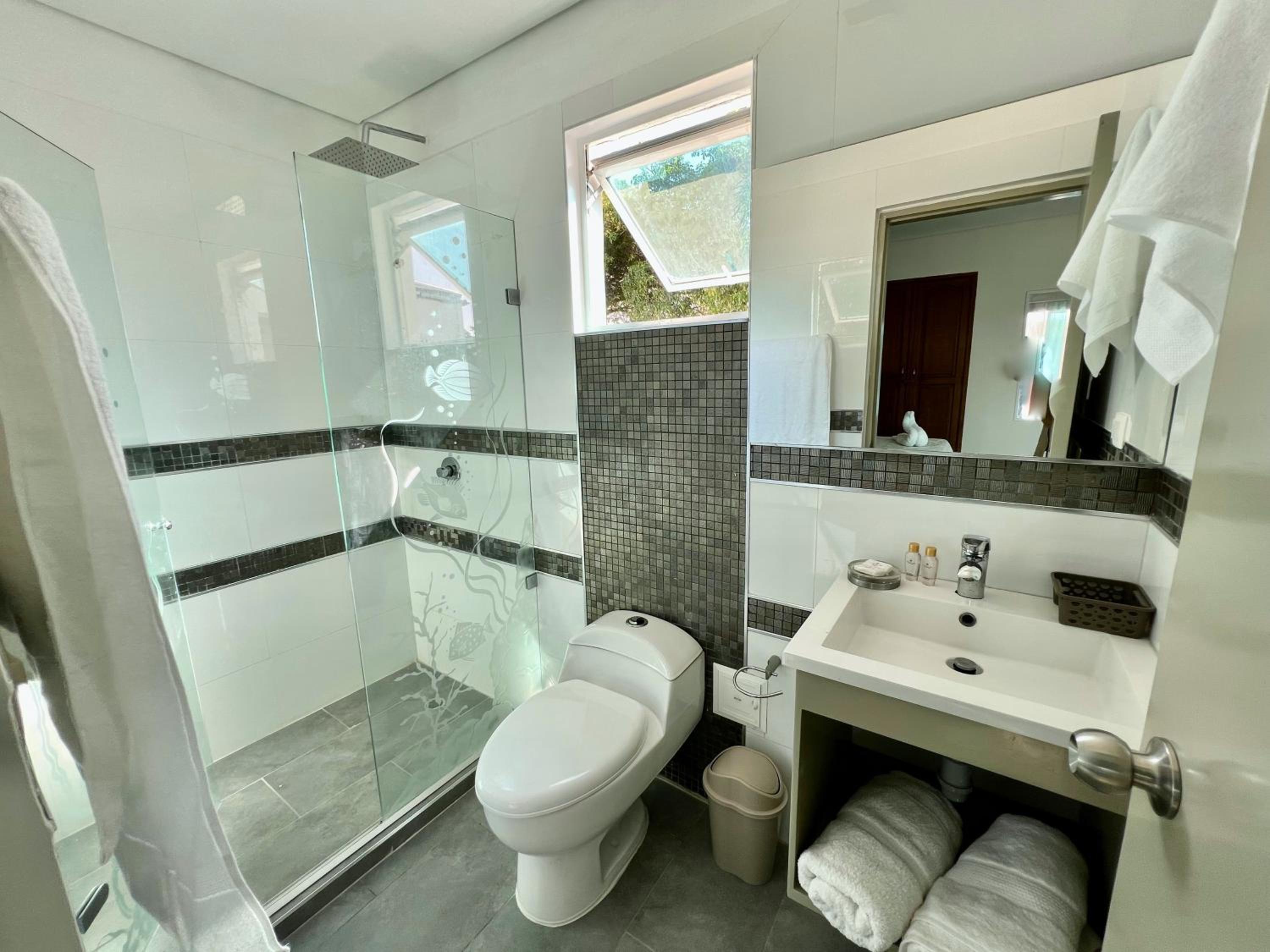 Deluxe Double Room (2 Adults + 1 Child) photo 2