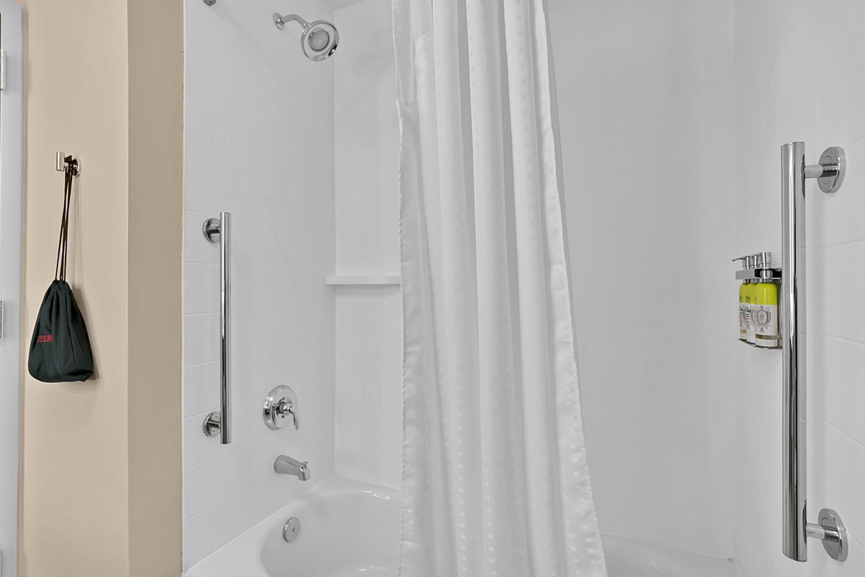 Standard King Room - Photo 4
