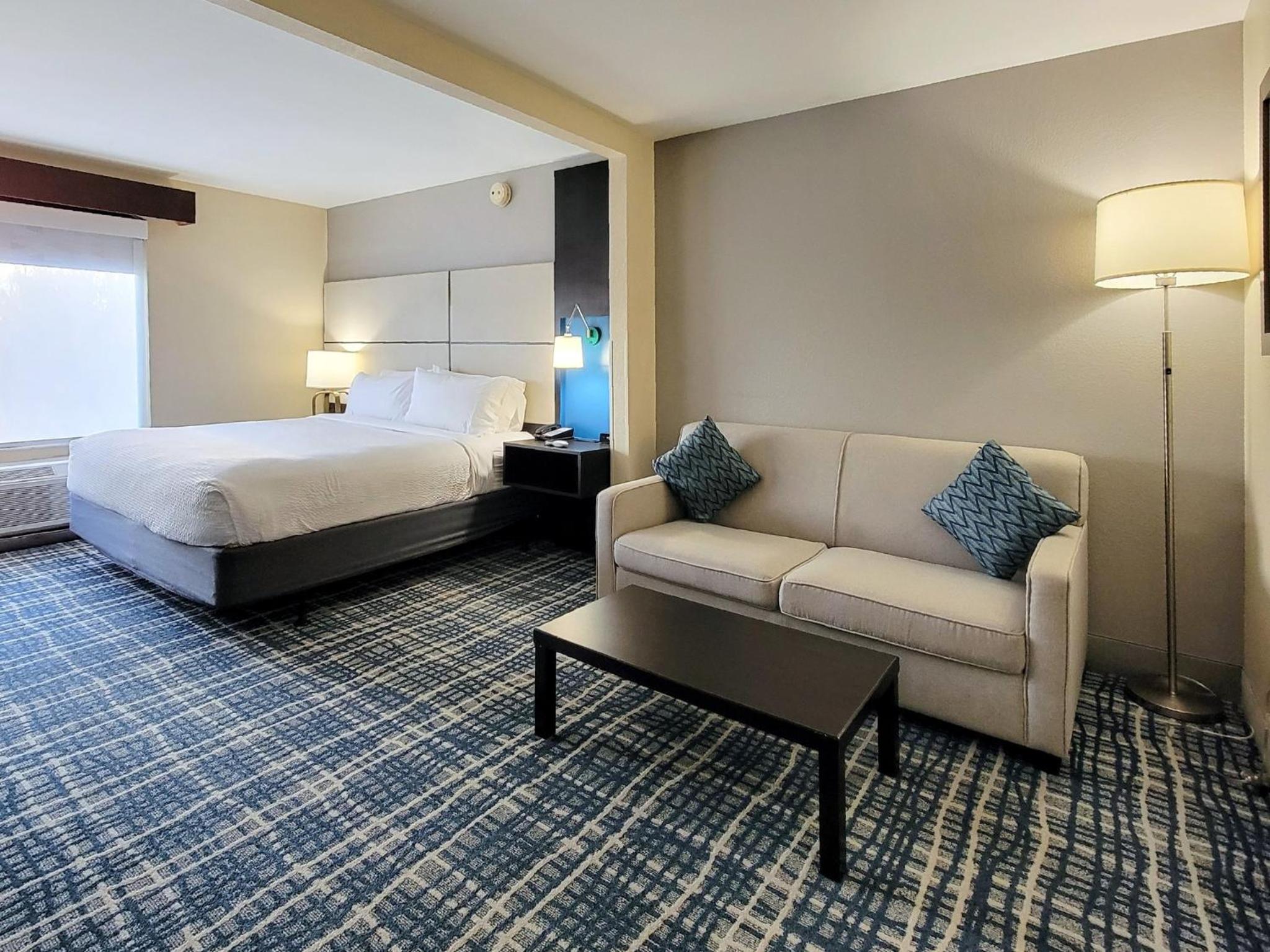 Standard King Room with Sofa Bed - Photo 8