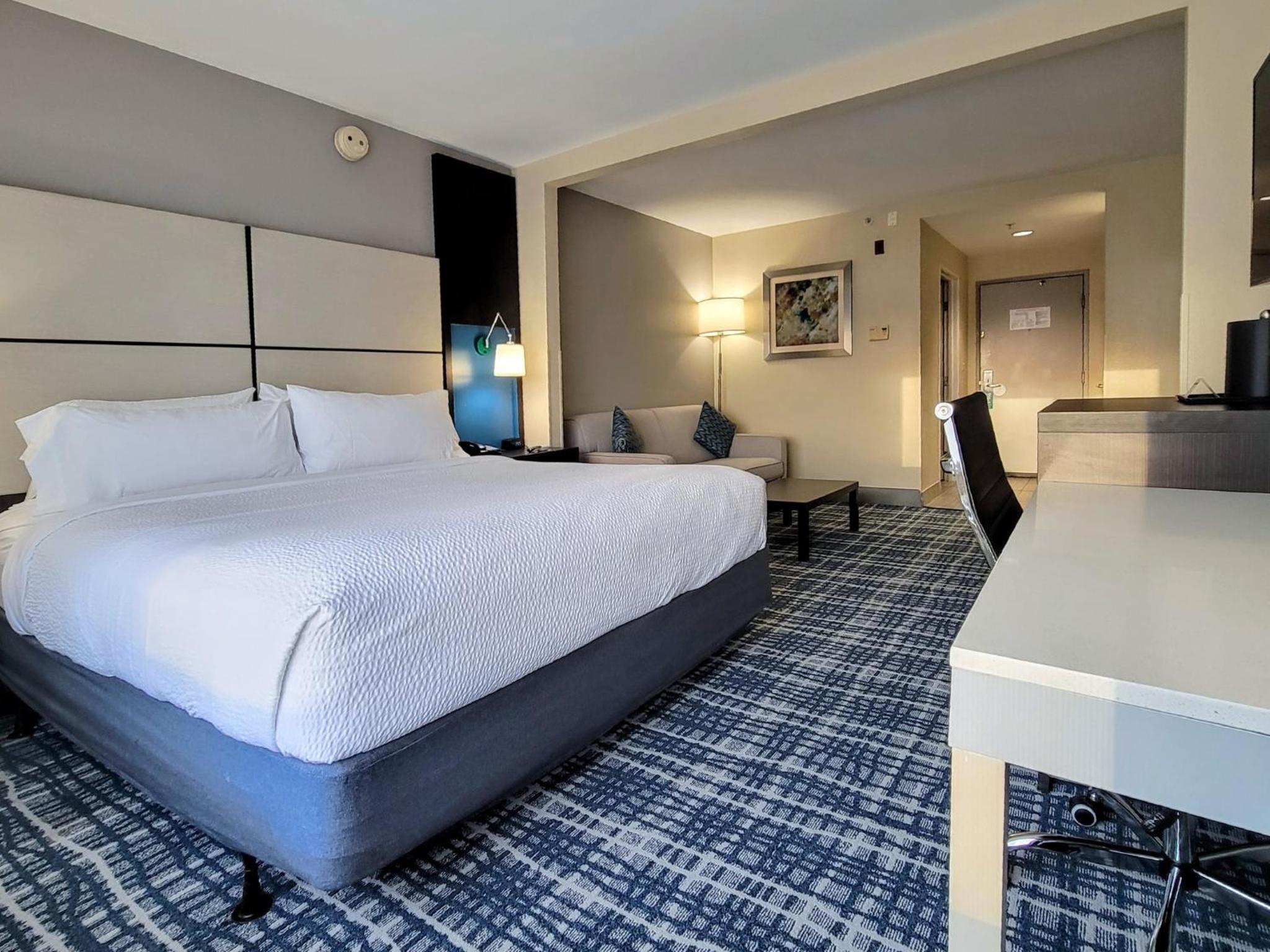 Standard King Room with Sofa Bed - Photo 10