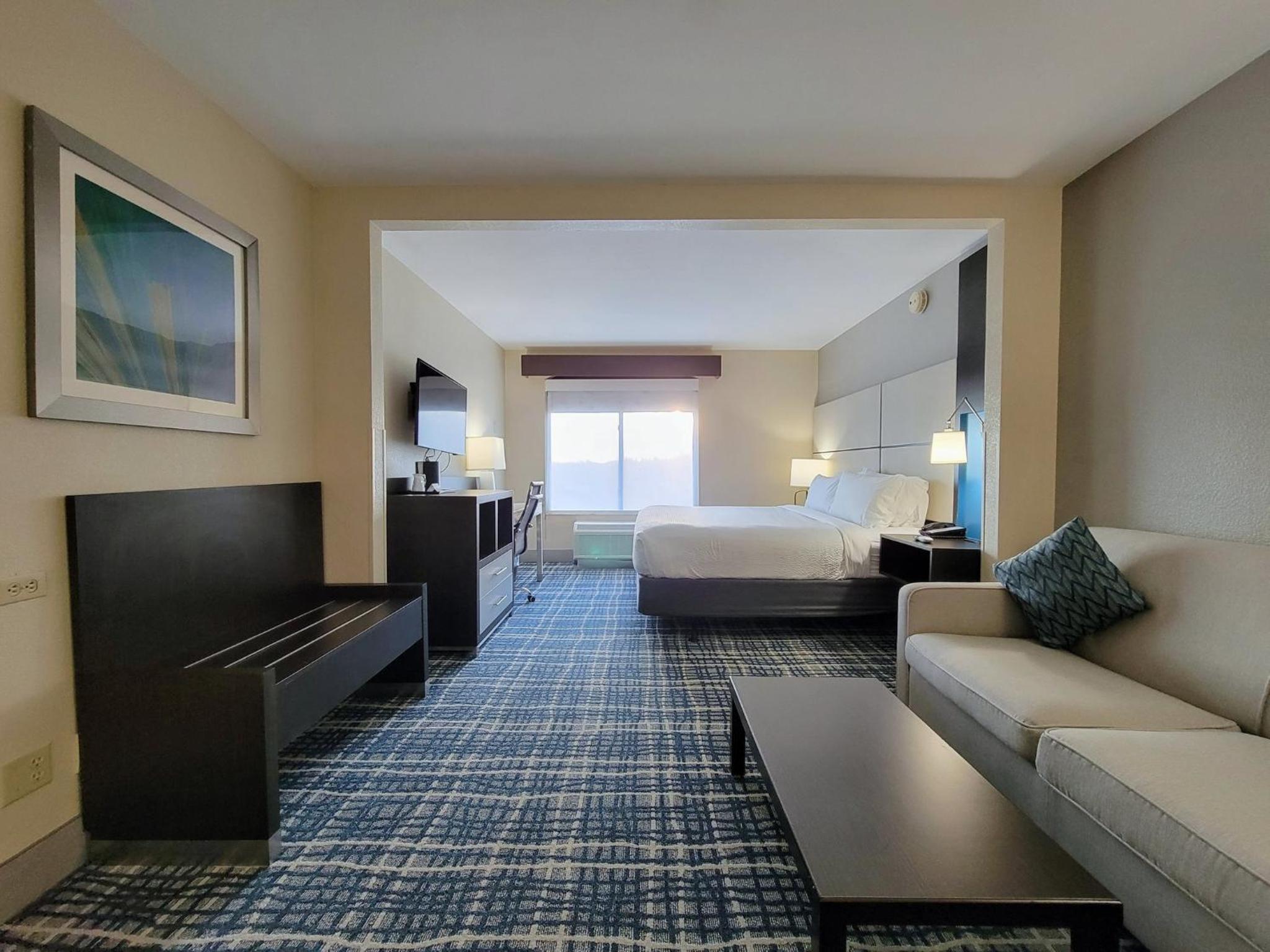 Standard King Room with Sofa Bed - Photo 1