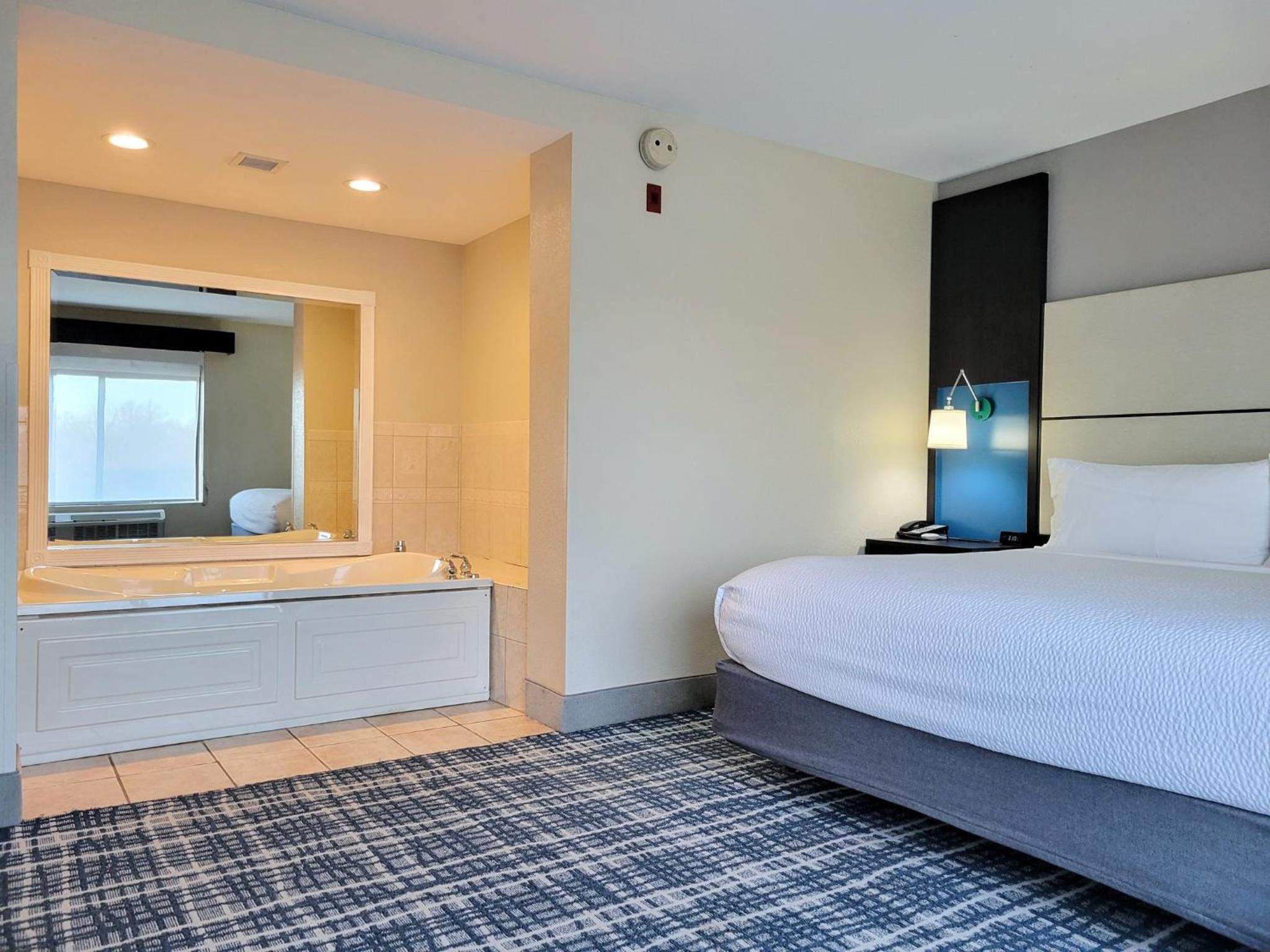 King Suite with Jacuzzi - Non-Smoking - Photo 1