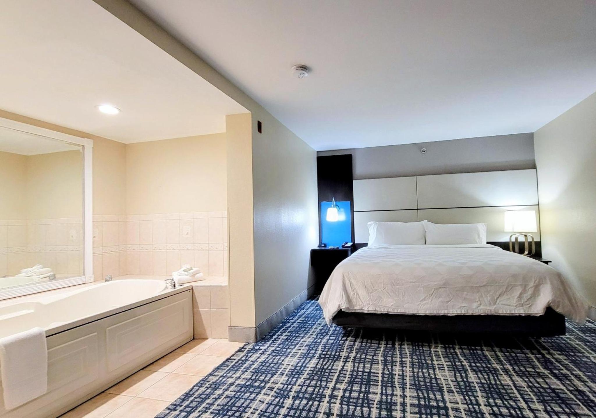King Suite with Jacuzzi - Non-Smoking - Photo 11